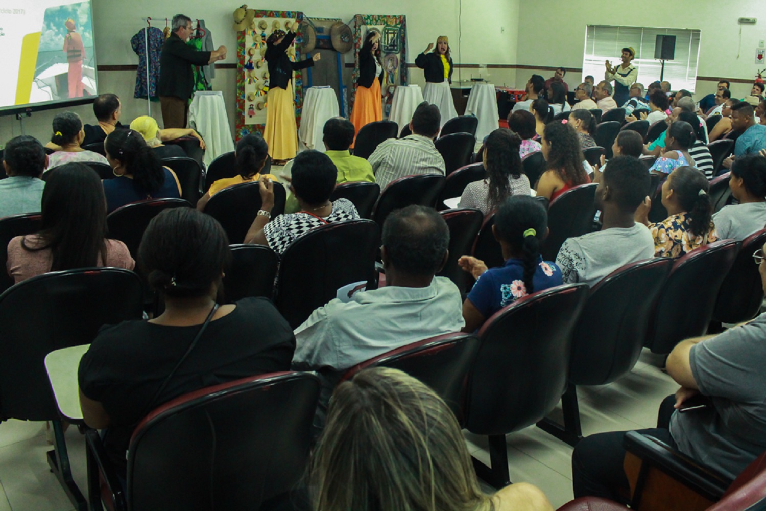 Através do teatro, foi debatida a importância de escolher bem os representantes nas comunidades para ocupar os espaços públicos.