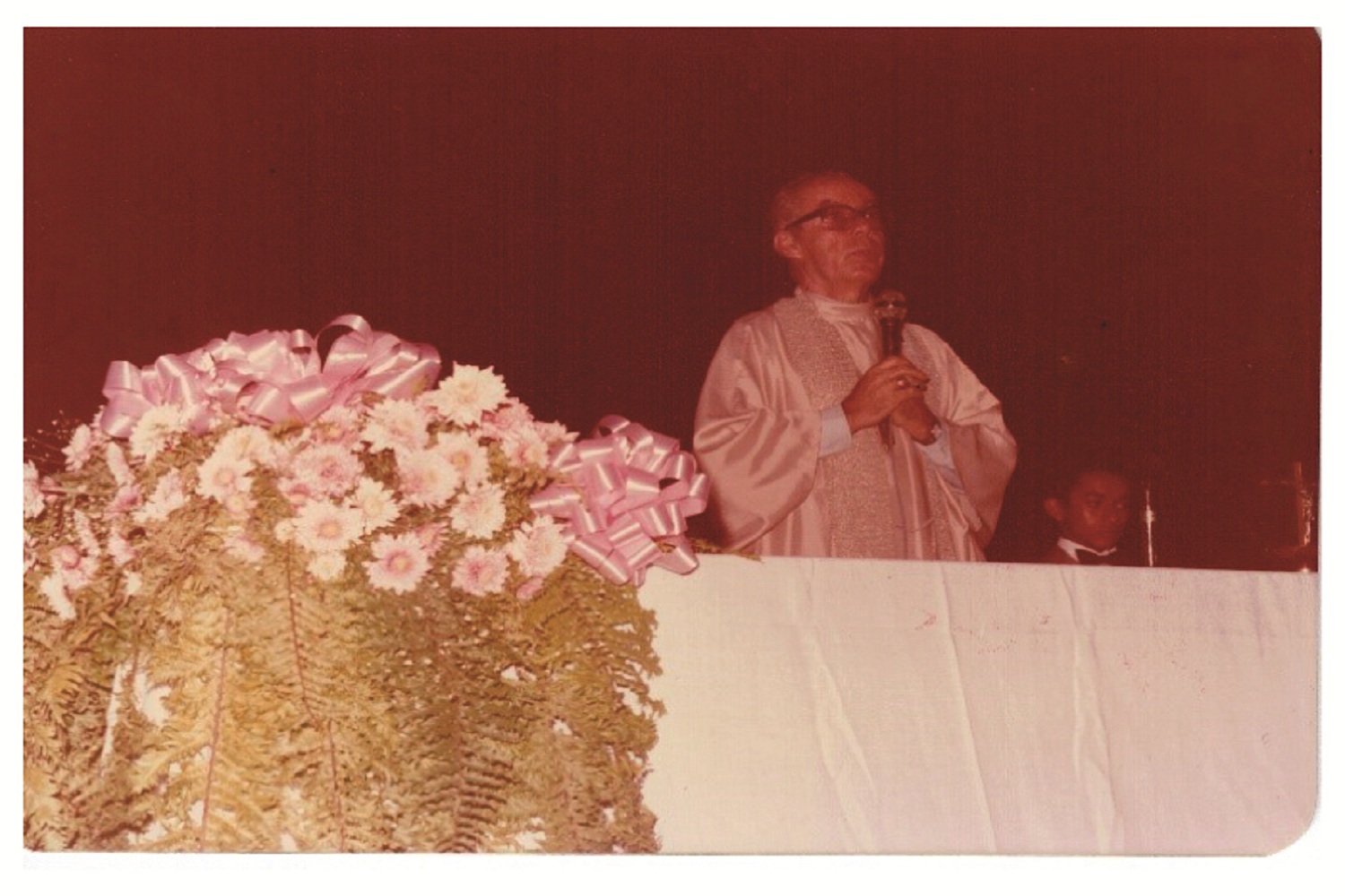 Dom Luciano José Cabral Duarte celebrando a Missa de Páscoa dos alunos do Colégio de Aplicação da UFS. Auditório da Reitoria – Campus Universitário (1991). Fonte: Acervo do Centro de Pesquisa Documentação e Memória do Colégio de Aplicação (Cemdap).