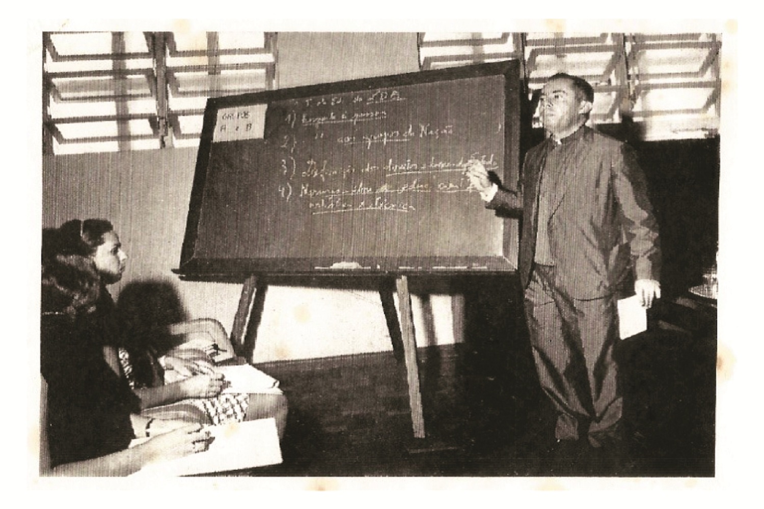 Dom Luciano José Cabral Duarte ministrando aula na Faculdade Católica de Filosofia de Sergipe. Fonte: Cemdap. Acervo fotográfico do Instituto Dom Luciano.