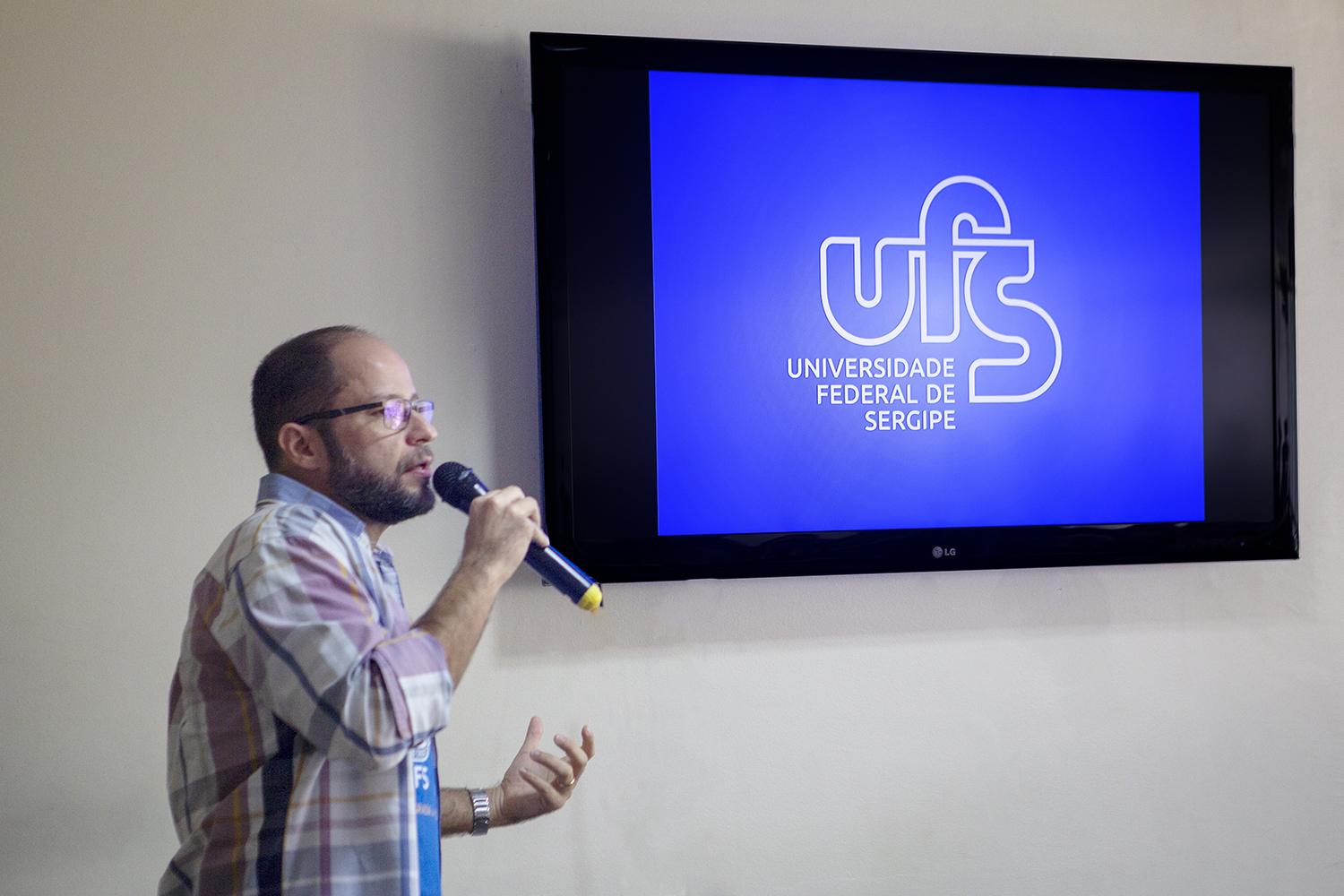 Estética construtivista, em voga na época da criação da universidade, foi resgatada na criação do logotipo, explicou o designer Rogério Torres, responsável pelo projeto (Fotos: Adilson Andrade/AscomUFS)