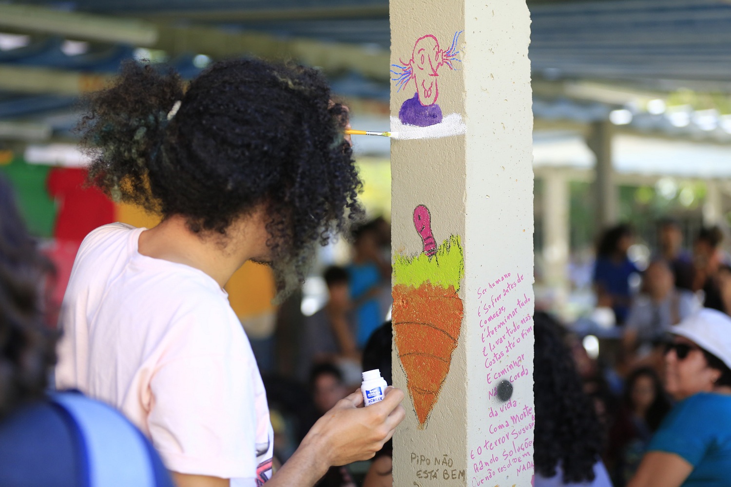 Com autorização, alunos pintam espaços da universidade para sobrepor pichações