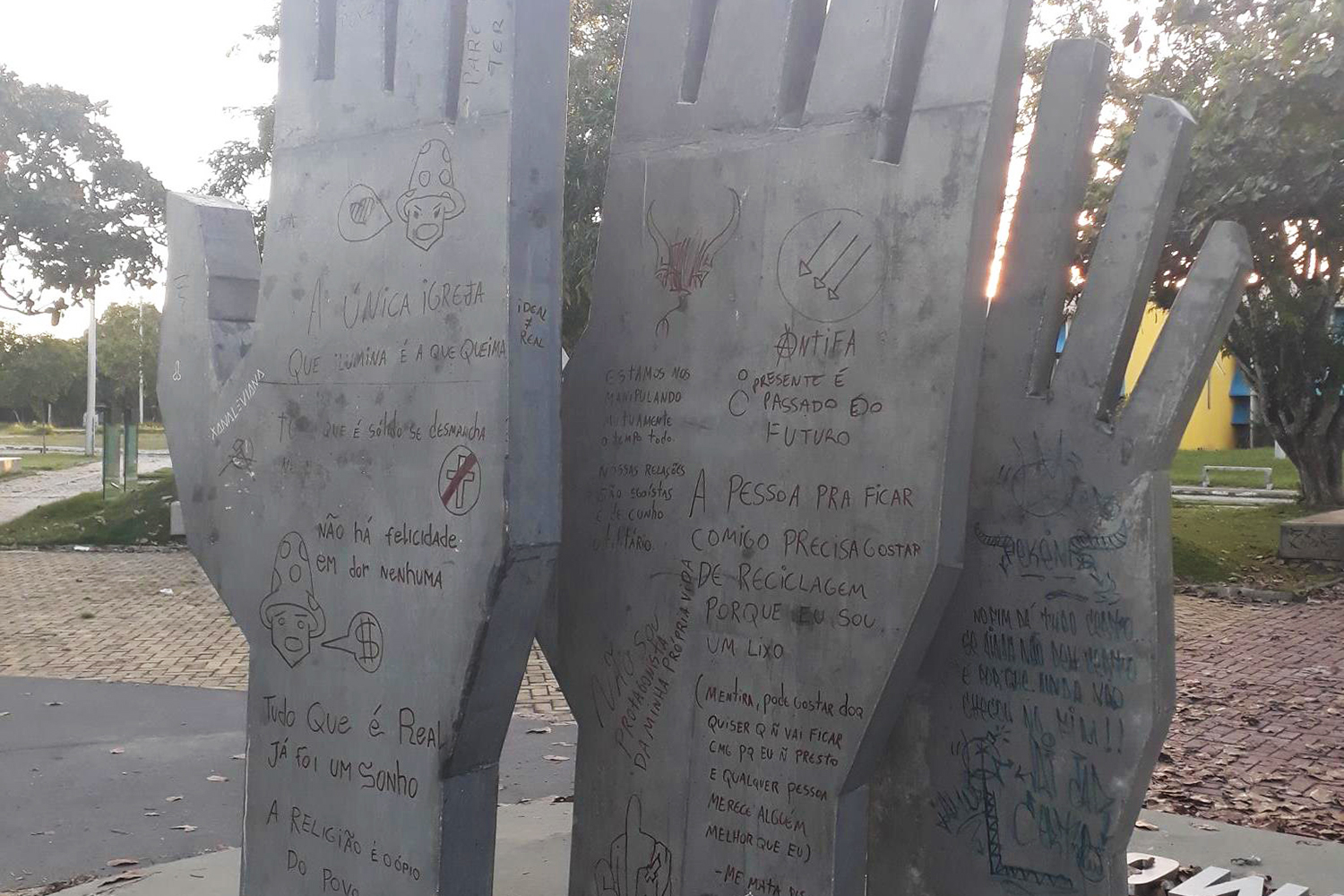Monumento do Memorial da Democracia, inaugurado ano passado, tem sido alvo de pichações (Foto: Arquivo)