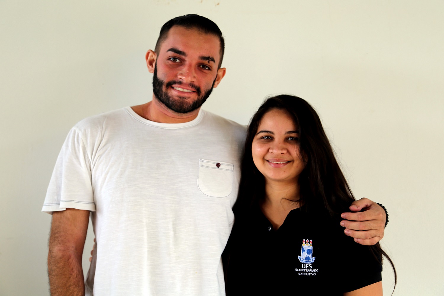 Estudantes Douglas Vieira e Luciana Marques ressaltam a necessidade de se refletir sobre os impactos ao meio ambiente e à saúde pelo uso de recipientes plásticos.