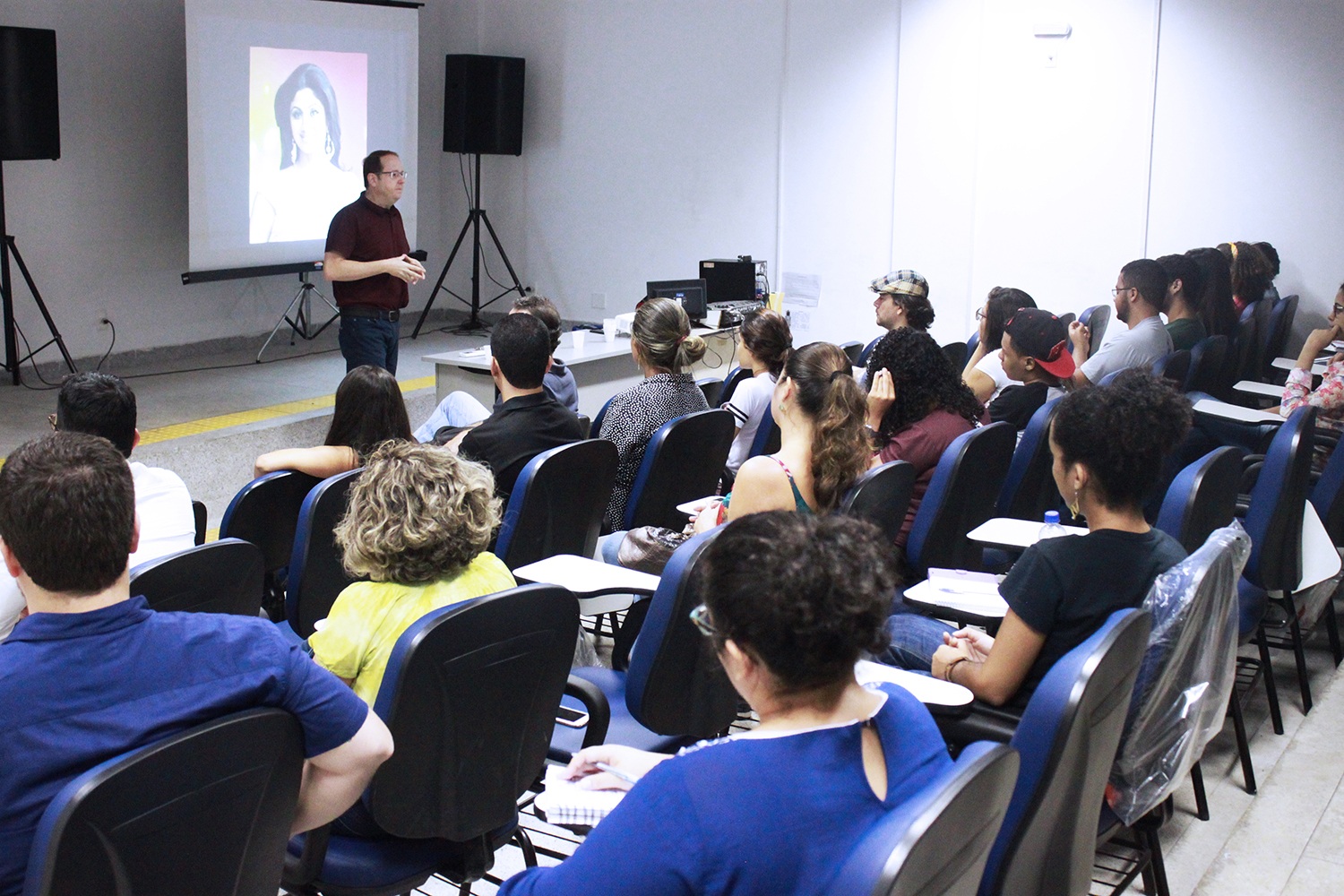 Debate ocorreu no auditório do DCOS. 