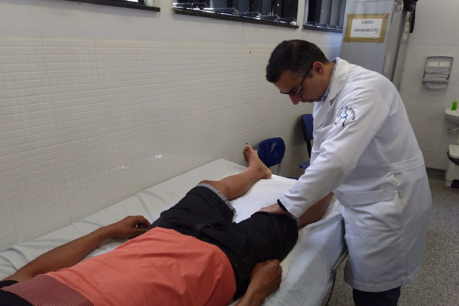 Fisioterapia, comprimido e injeção no joelho são formas de tratamento testadas para o desenvolvimento do projeto. (fotos: Unidade de Comunicação Social do HU)