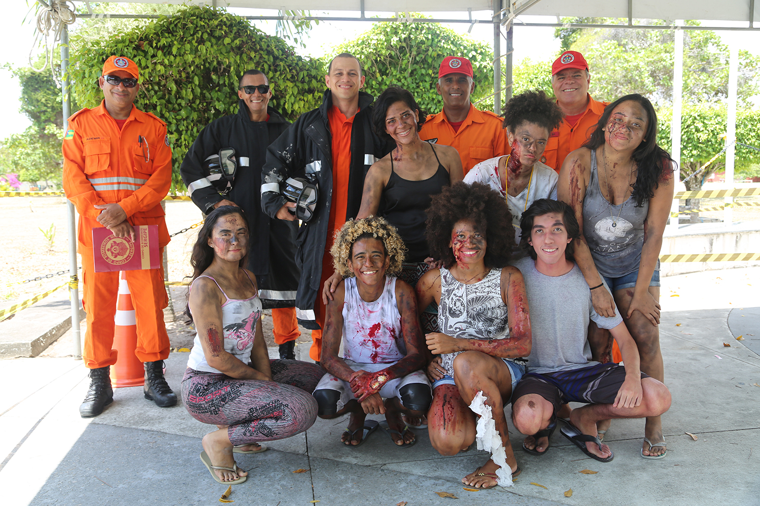 Um grupo de estudantes do curso de teatro, com auxílio de professores, participou do evento atuando como vítimas do incêndio