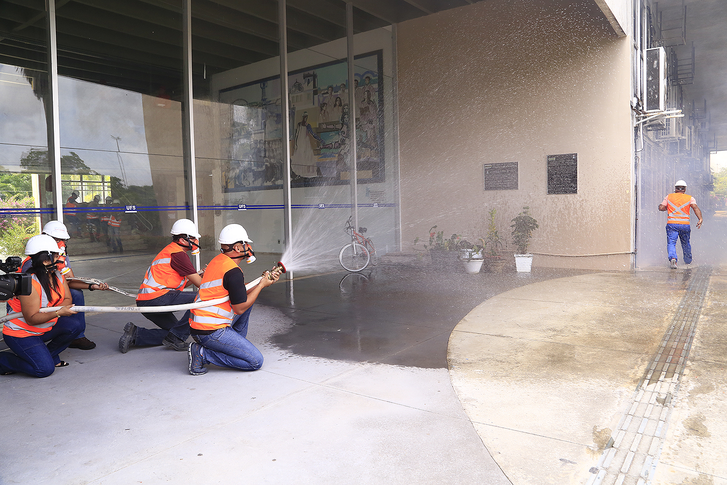 Simulado visou atender ao plano de emergência da universidade e também dar início às ações preventivas (Fotos: Schirlene Reis/AscomUFS)