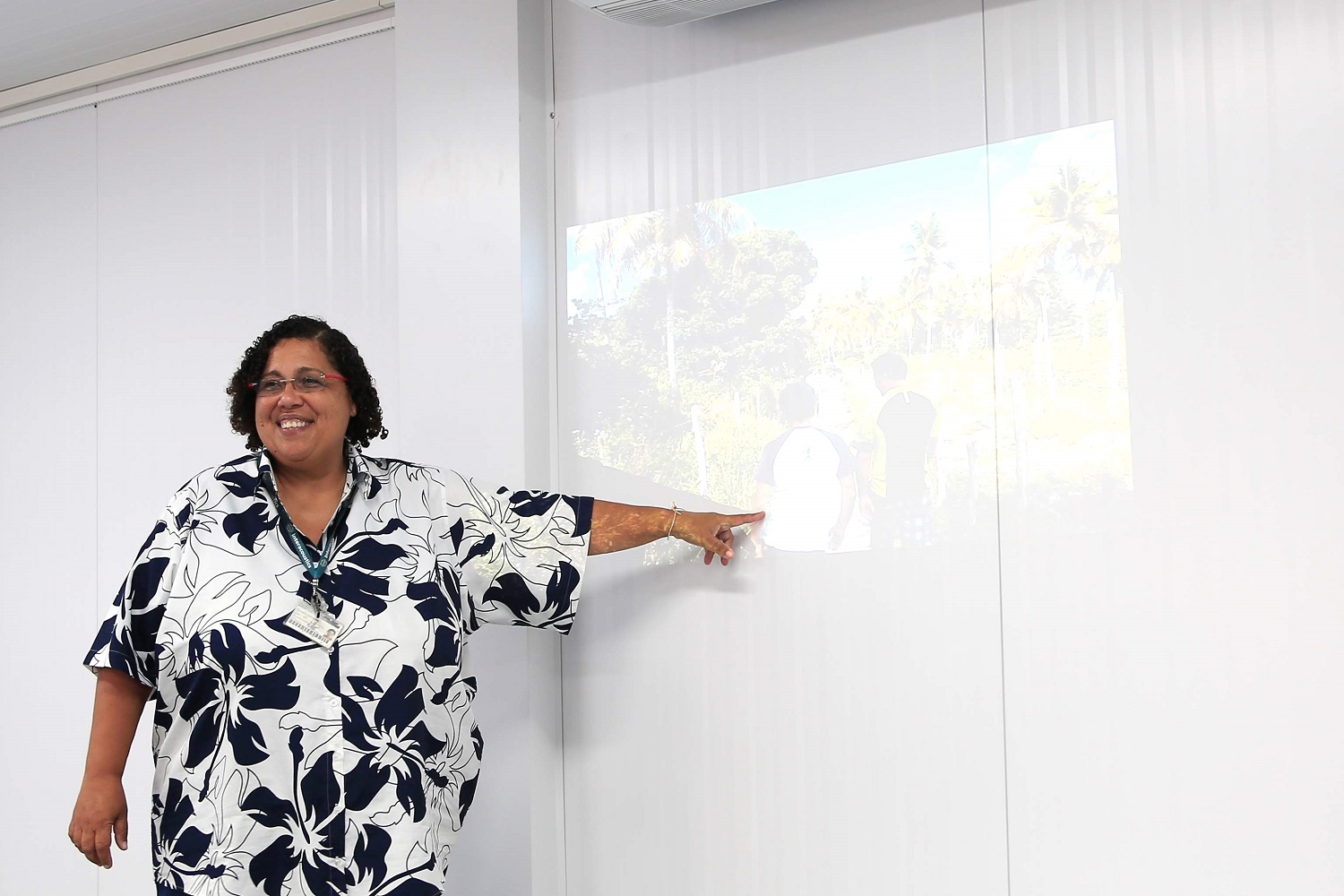 “É preciso buscar formas de  mudar a realidade para que essas pessoas tenham melhores condições de vida, novas rendas e tenham outros aproveitamentos dos seus produtos e subprodutos” relata Tereza Raquel, professora que apresentou a oficina (Fotos: Ana Clara Abreu/bolsista Ascom UFS)