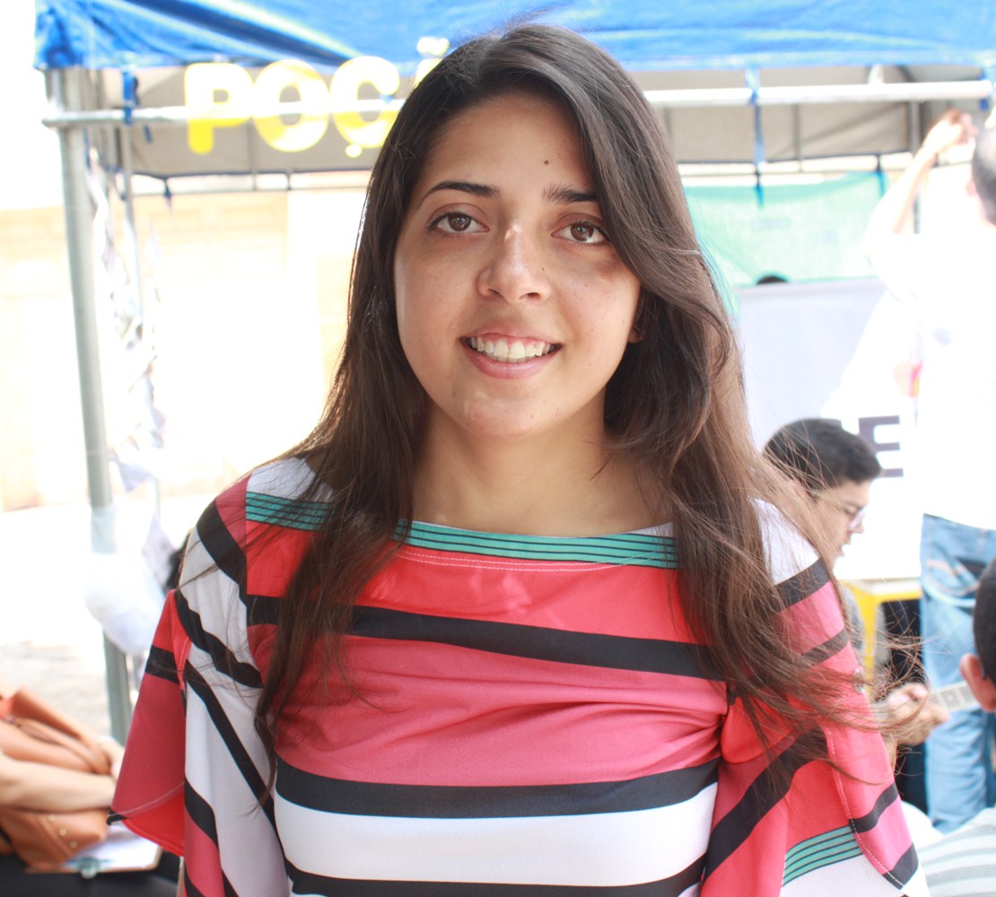 “A PEC me engrandeceu muito”, diz a estudante de Farmácia Sabrina Romanne. 