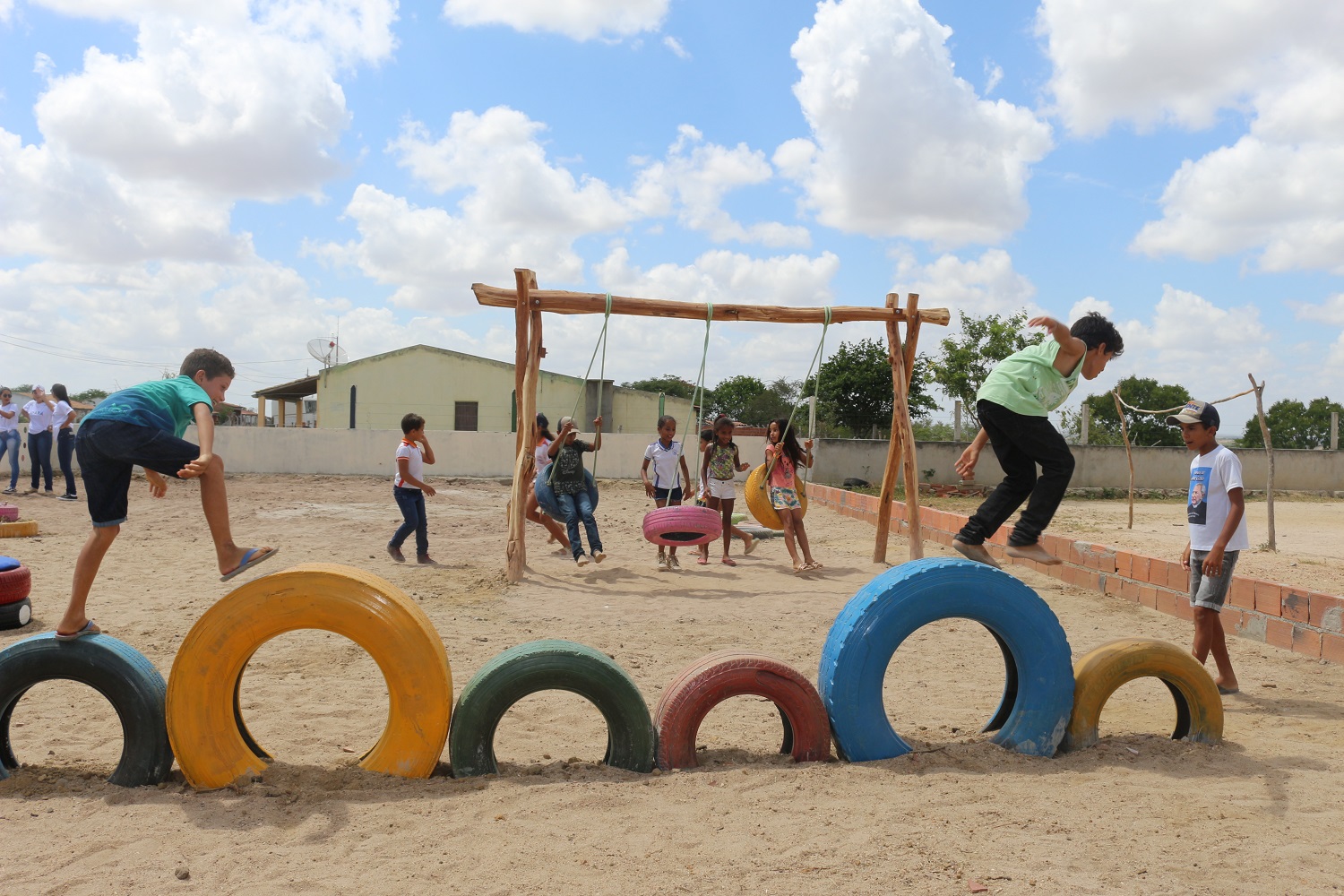 “A universidade trouxe um projeto e juntos começamos a realizar o sonho de ter uma praça na escola a partir do material que temos disponível na comunidade e sem custo nenhum para as famílias”, relata a agricultora Maria de Fátima da Silva Andrade