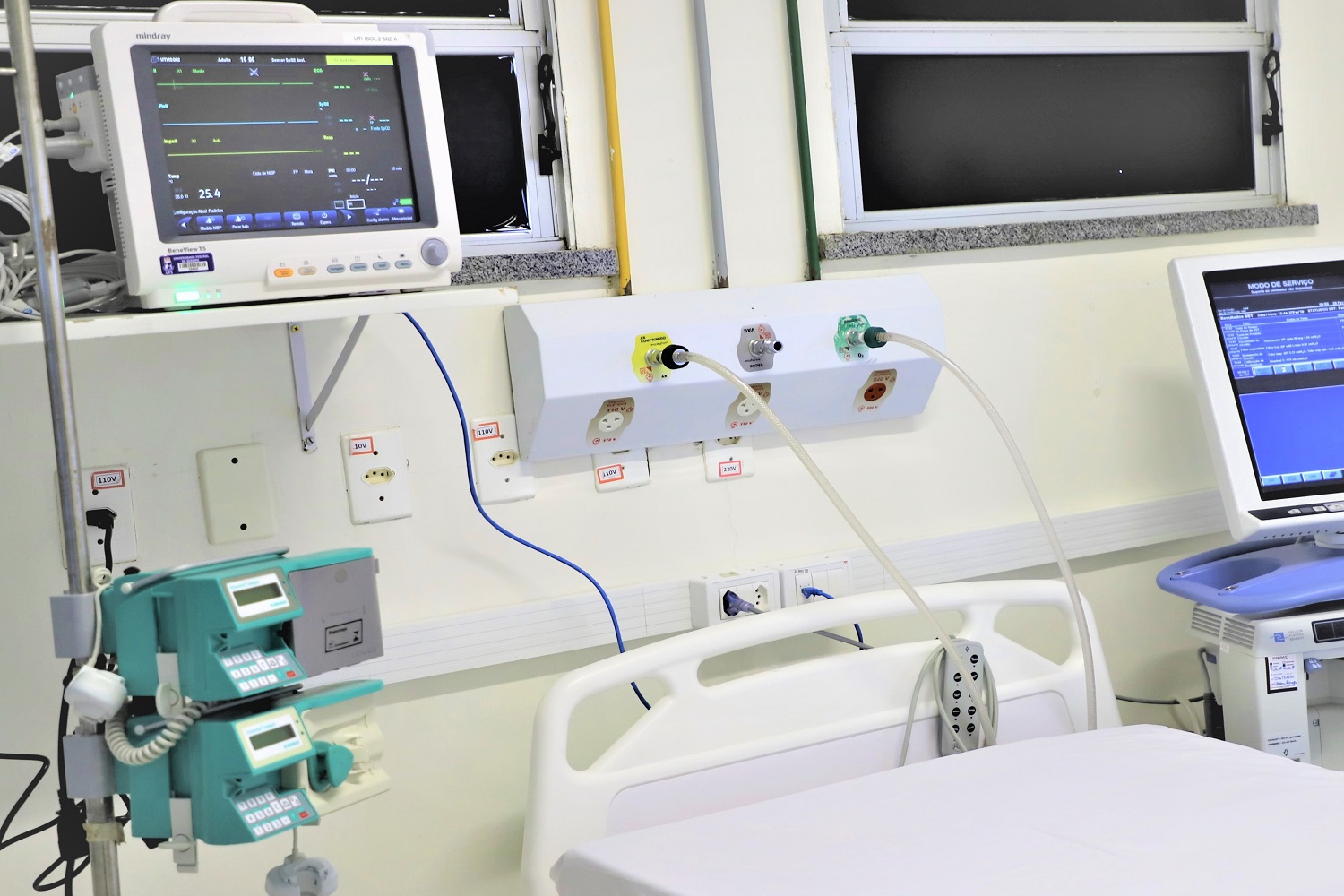 “Essas telas são muito importantes porque registram possíveis alterações dos sinais vitais dos pacientes, e refletem continuamente os valores aferidos nos monitores multiparâmetro instalados leito-a-leito”, destaca o médico intensivista José Alberto Rodrigues Cavalcante, do HUL