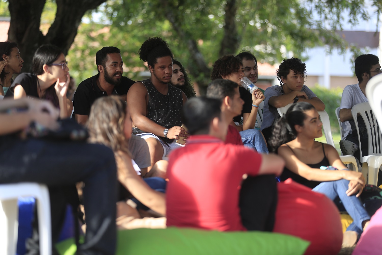 Estudantes assistem palestra de abertura do evento na Praça Memorial da Democracia
