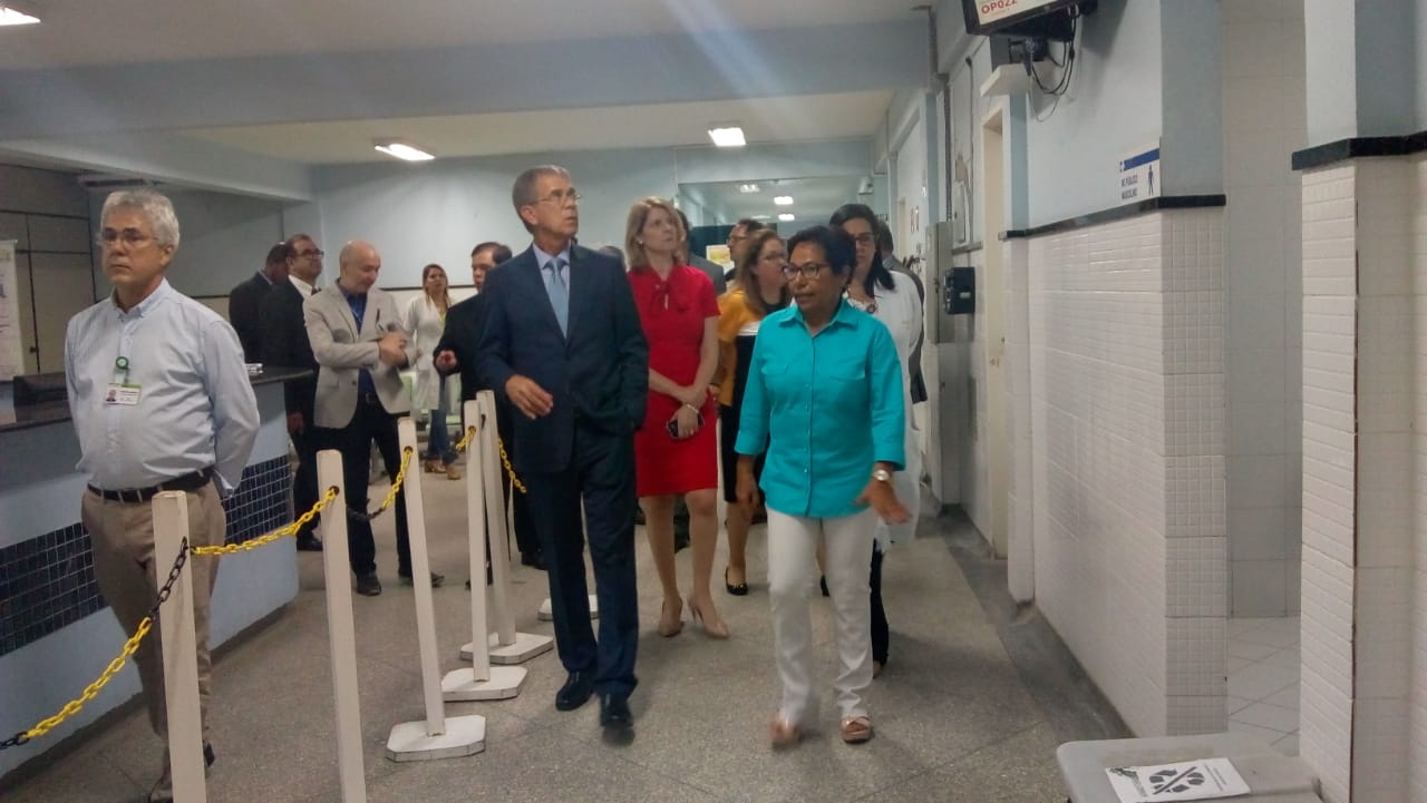 Junto a membros da Governança do HU-UFS, a comitiva percorreu os diversos ambientes do prédio central (hospital), do Anexo Hospitalar e Ambulatório.