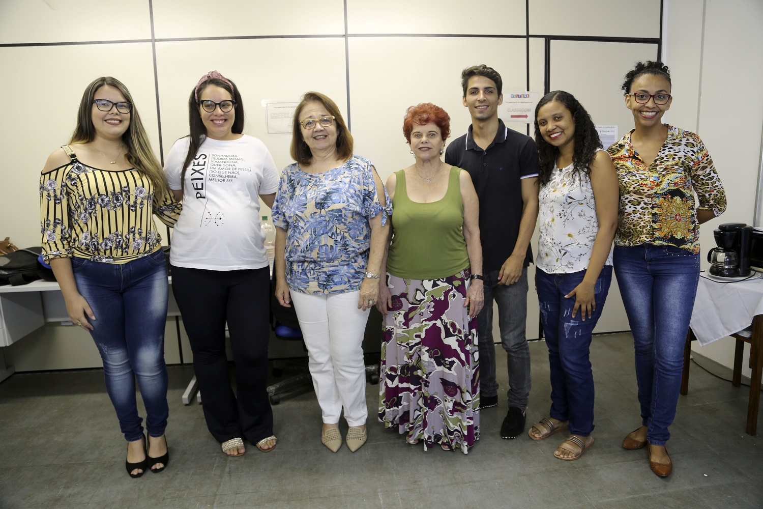Equipe do "Inglês para terceira idade" é composta por professoras e alunos do DLES. 