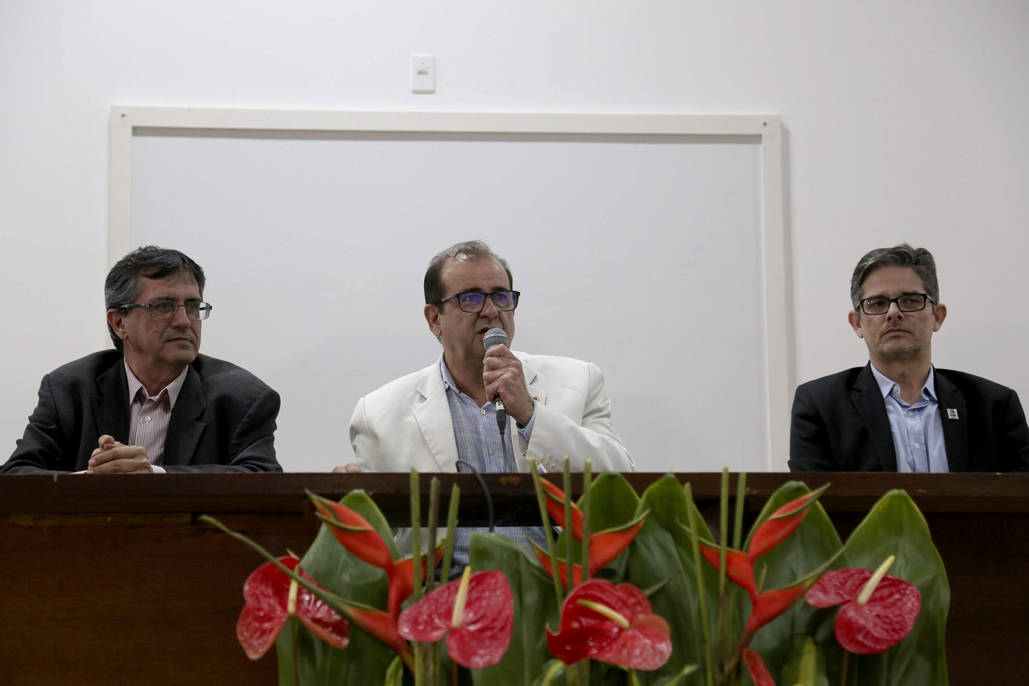 Reitor Angelo Antoniolli, ao centro.
