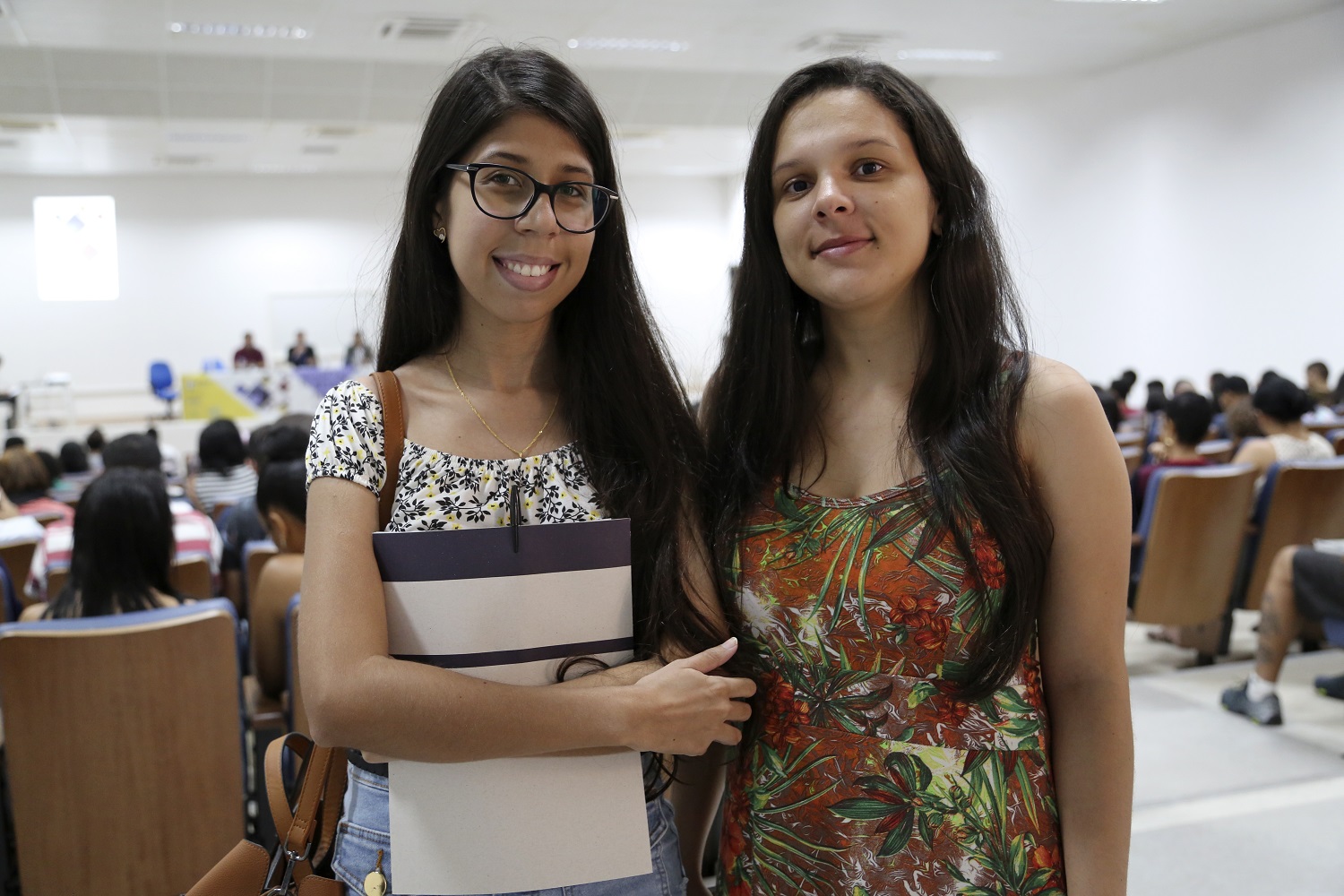 Wislanny Santos Martins e Endriele de Jesus Santos, do curso de Letras Vernáculas.