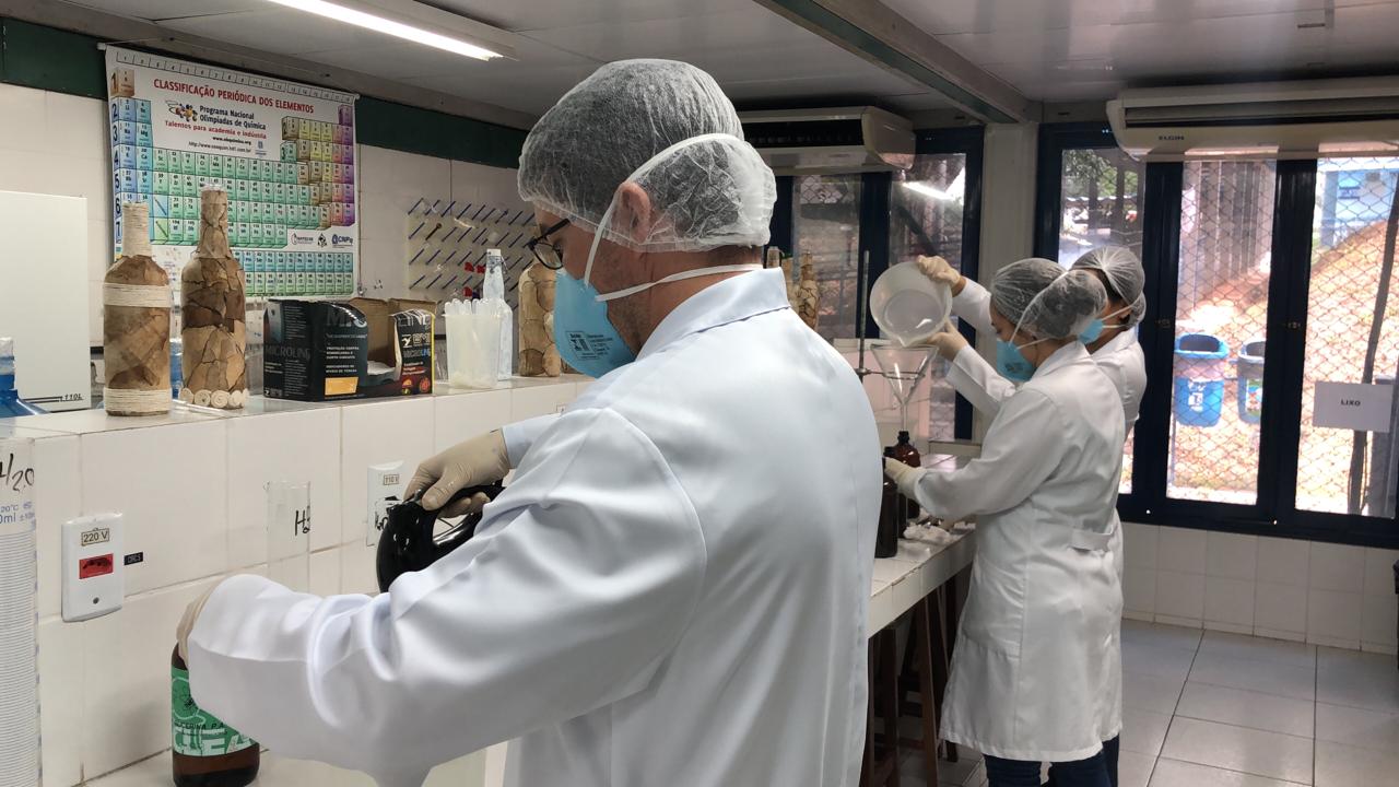 A equipe é formada por sete profissionais e alunos e já foram produzidos 170L de álcool 70% glicerinado