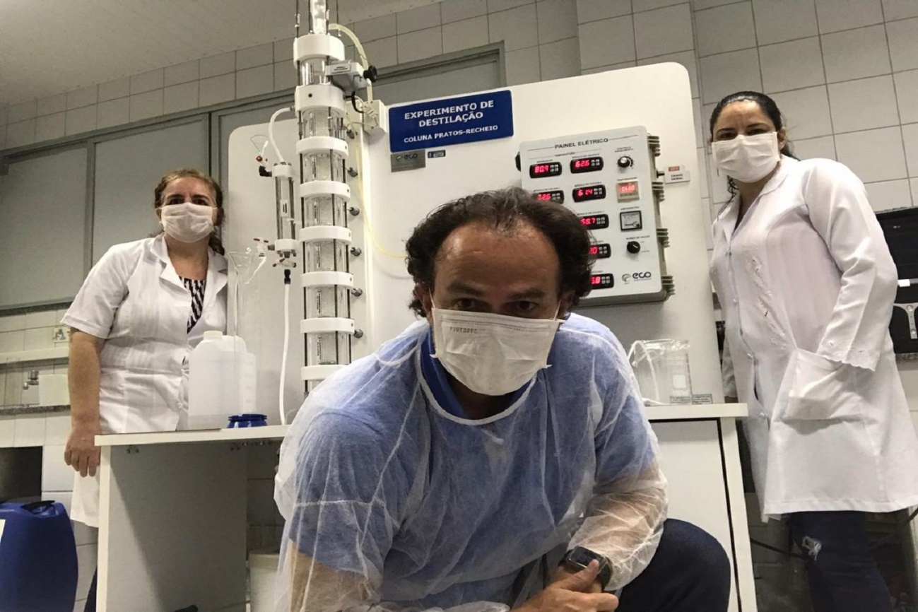 Atualmente, a produção do álcool purificado do DTA é de 1,1L/h. (foto: Arquivo pessoal)