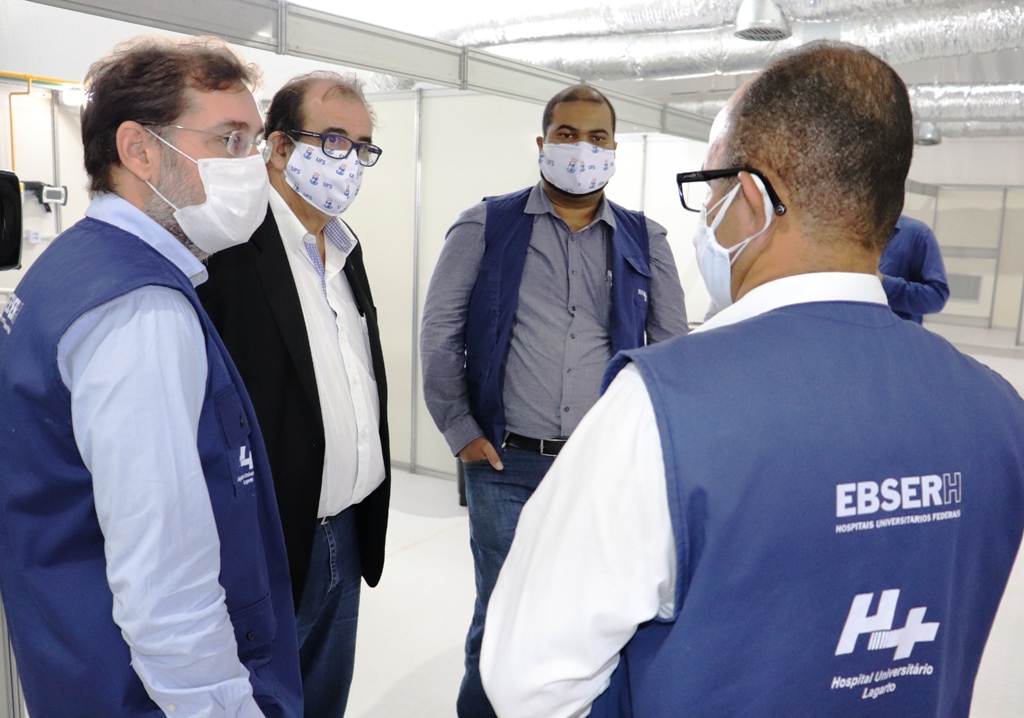 Reitor e vice-reitor da UFS visitam hospital ao lado de superintendente do HUL