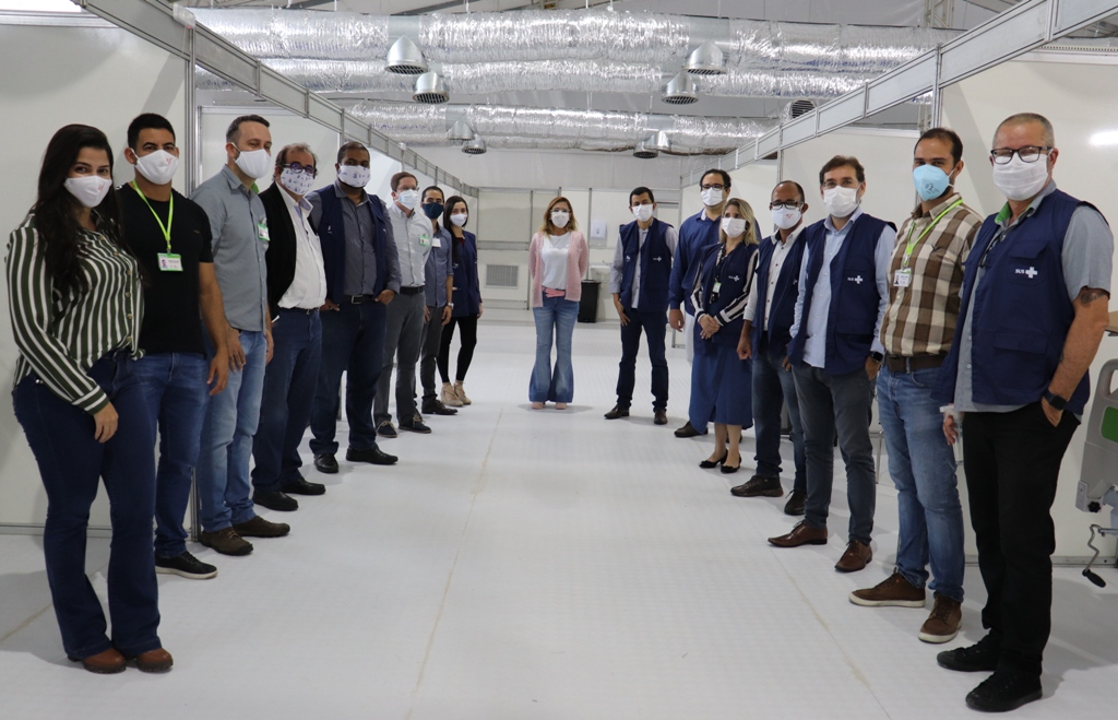 Equipe do HUL durante visita de gestores da UFS ao hospital de campanha