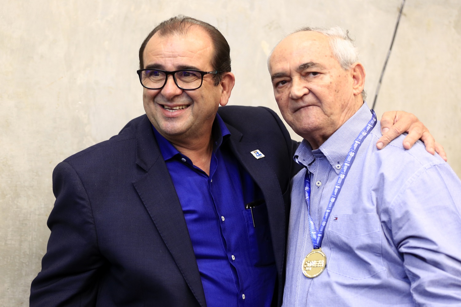 Em 2018, o professor Reginaldo (direita) foi homenageado pelo reitor da UFS, Angelo Antoniolli (esquerda), recebendo a Medalha Comemorativa dos 50 anos UFS. (Foto: Paulo Marques/bolsista Ascom UFS)