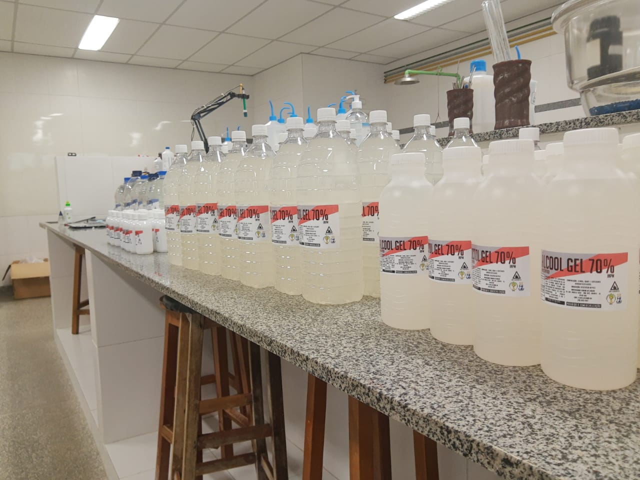 O projeto, que envolve uma equipe direta de dez pessoas, entre docentes, técnicos e alunos de Farmácia. (foto: Ana Laura Farias)
