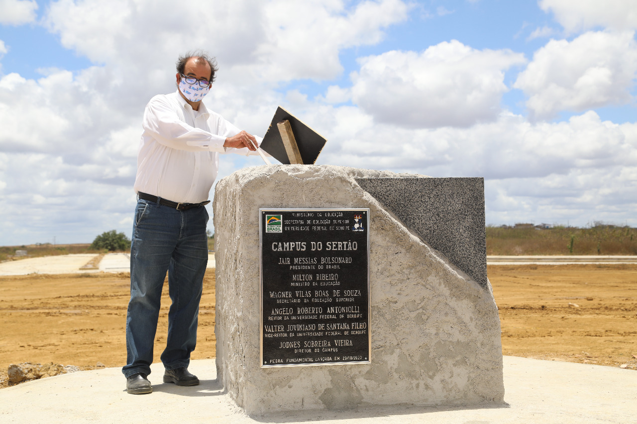 Reitor da UFS, professor Angelo Roberto Antoniolli, na aposição da pedra fundamental