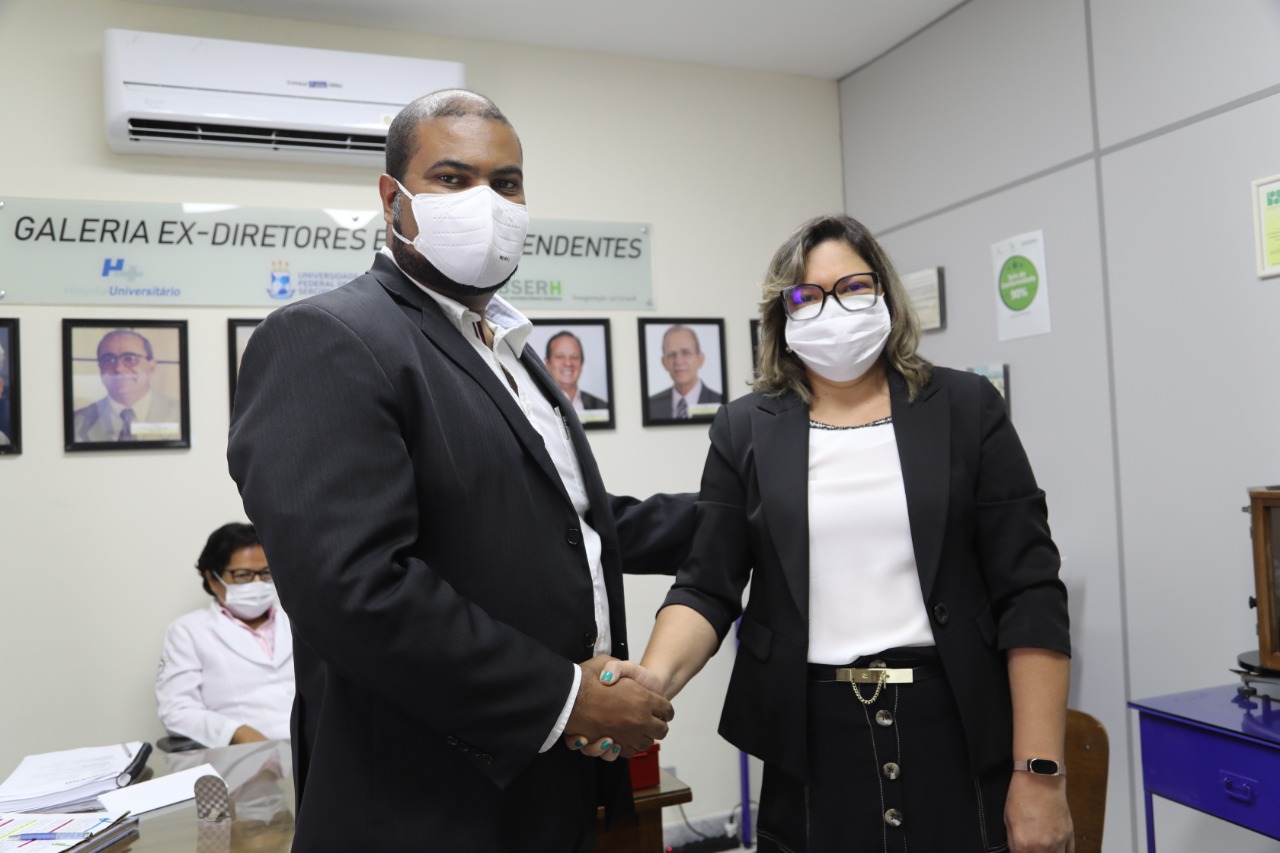 A transmissão foi feita pelo então reitor em exercício, Valter Joviniano, à professora Liliádia Barreto. (fotos: Schirlene Reis/Ascom UFS)