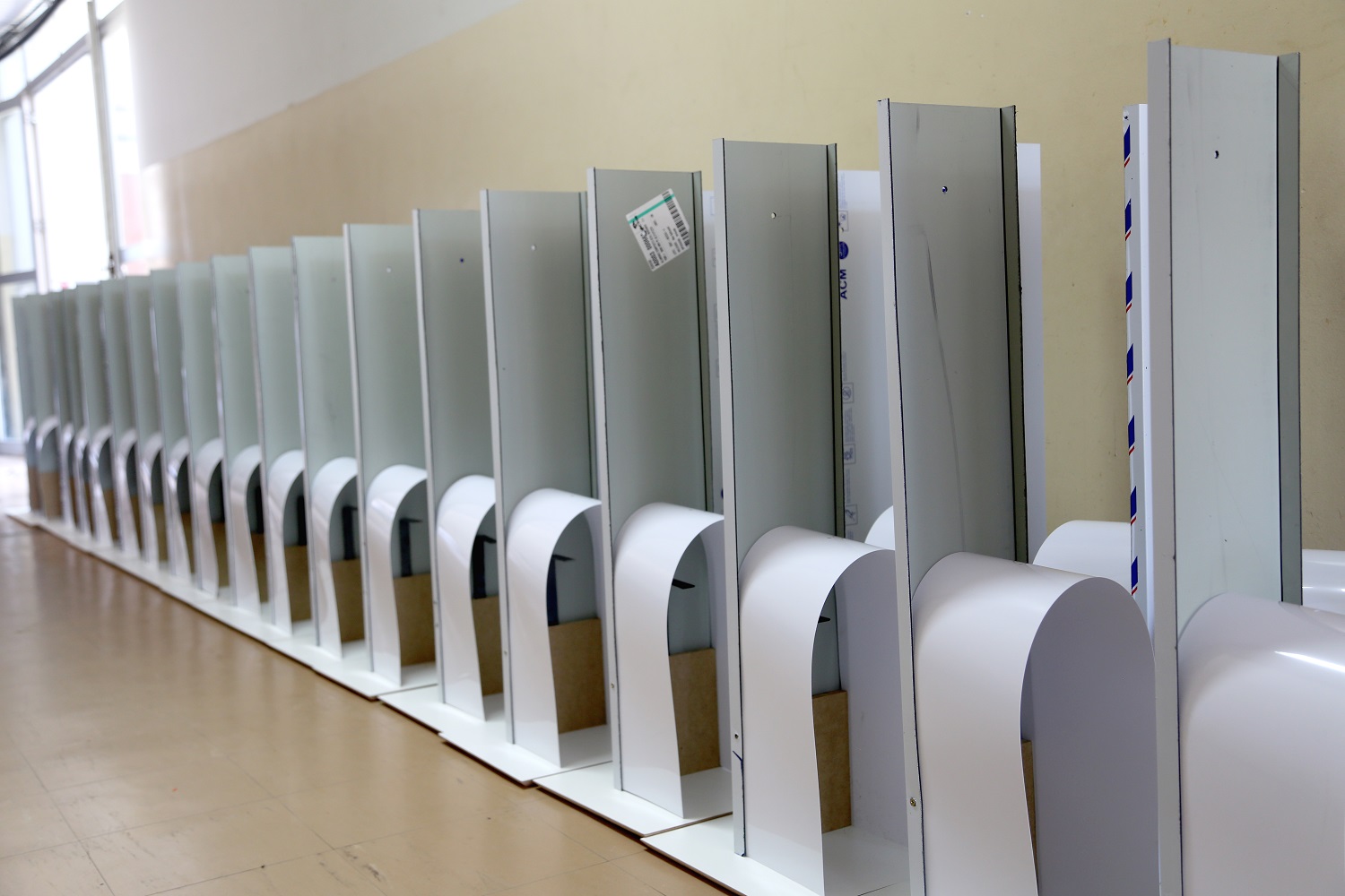 Os totens foram montados e têm capacidade para armazenar 5L de álcool gel