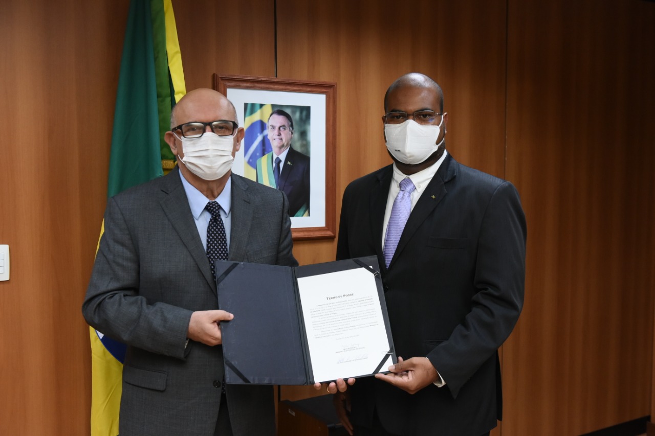 O ministro da Educação, Milton Ribeiro, e o novo reitor da UFS, professor Valter Joviniano, seguram o Termo de Posse. (fotos: Ascom MEC)