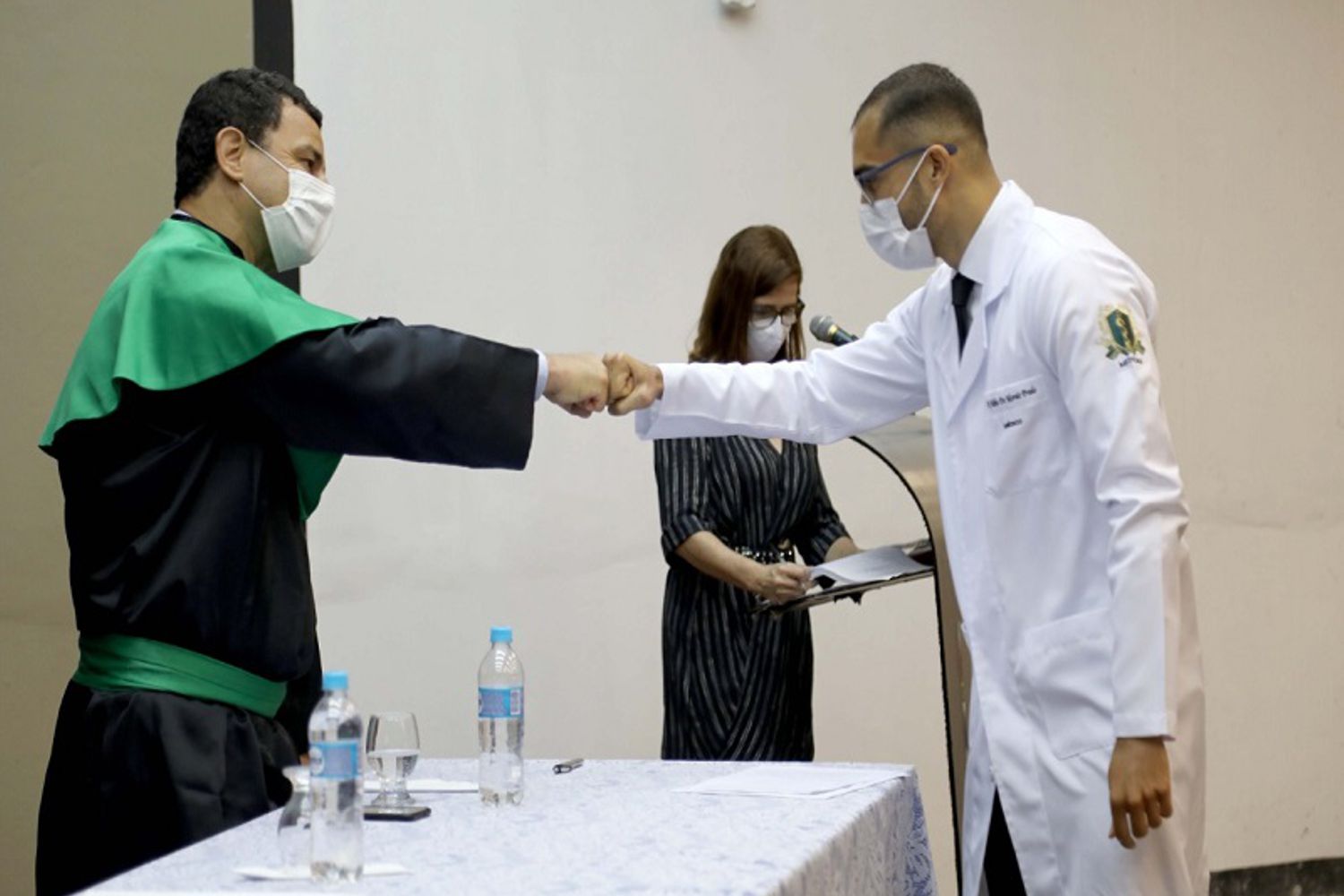 Professor decano do Campus, João Carlos Carvalho Queiroz (à esquerda), em solenidade de formatura do curso de Medicina. (Foto: Schirlene Reis - Arquivo Ascom/UFS)