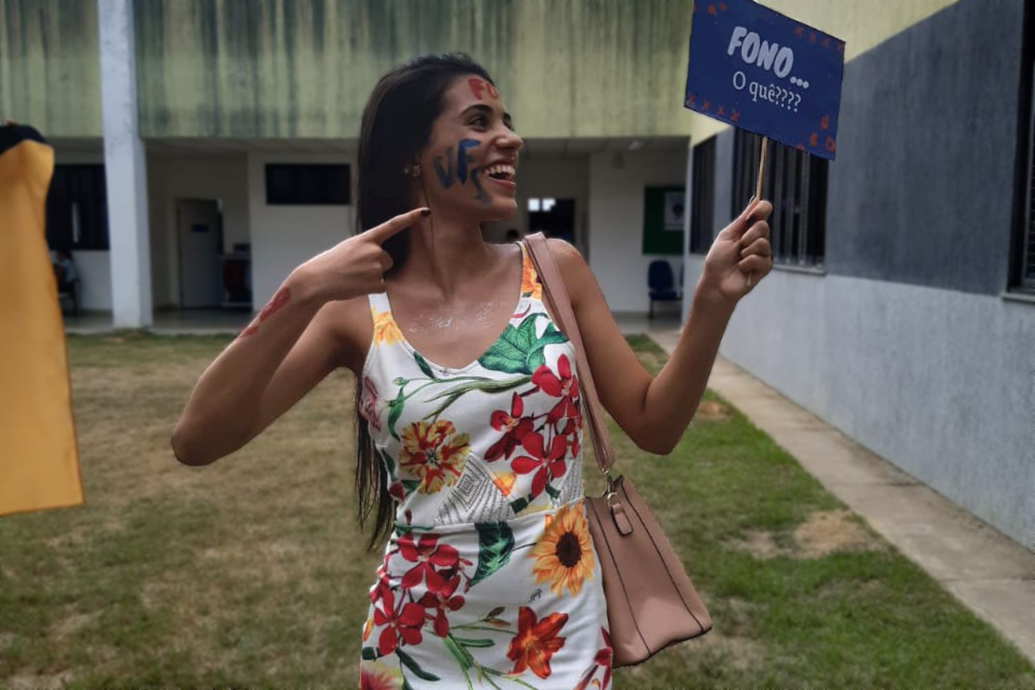 “Eu percebo o esforço dos professores, de toda a comunidade docente, para que a gente possa aprender da melhor forma possível”, afirma Maria Eduarda França, caloura de Fonoaudiologia. (Foto: acervo pessoal)