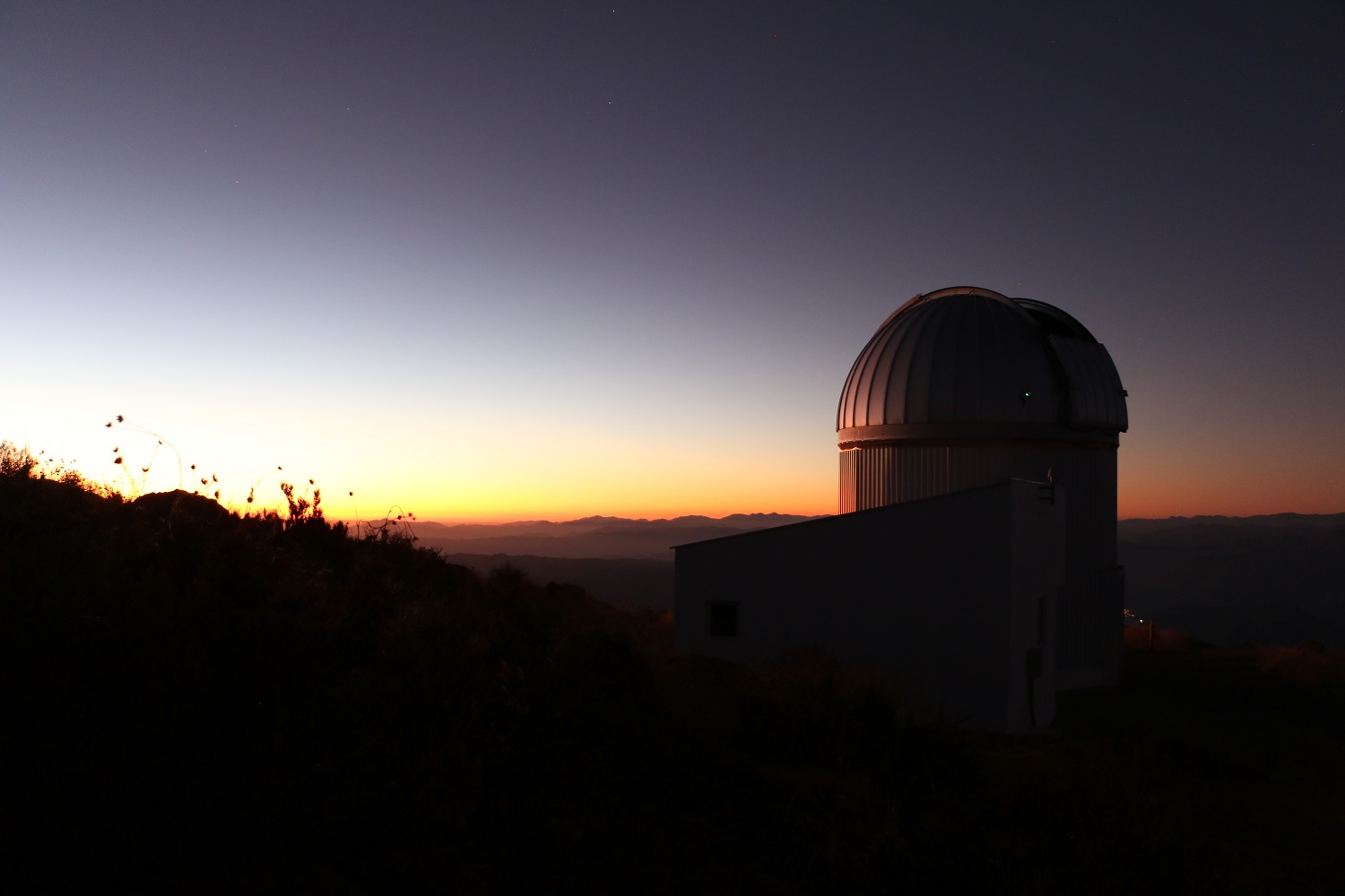 Cúpula na qual está o T80-S: telescópio descobriu estrela mais pobre em metais. 