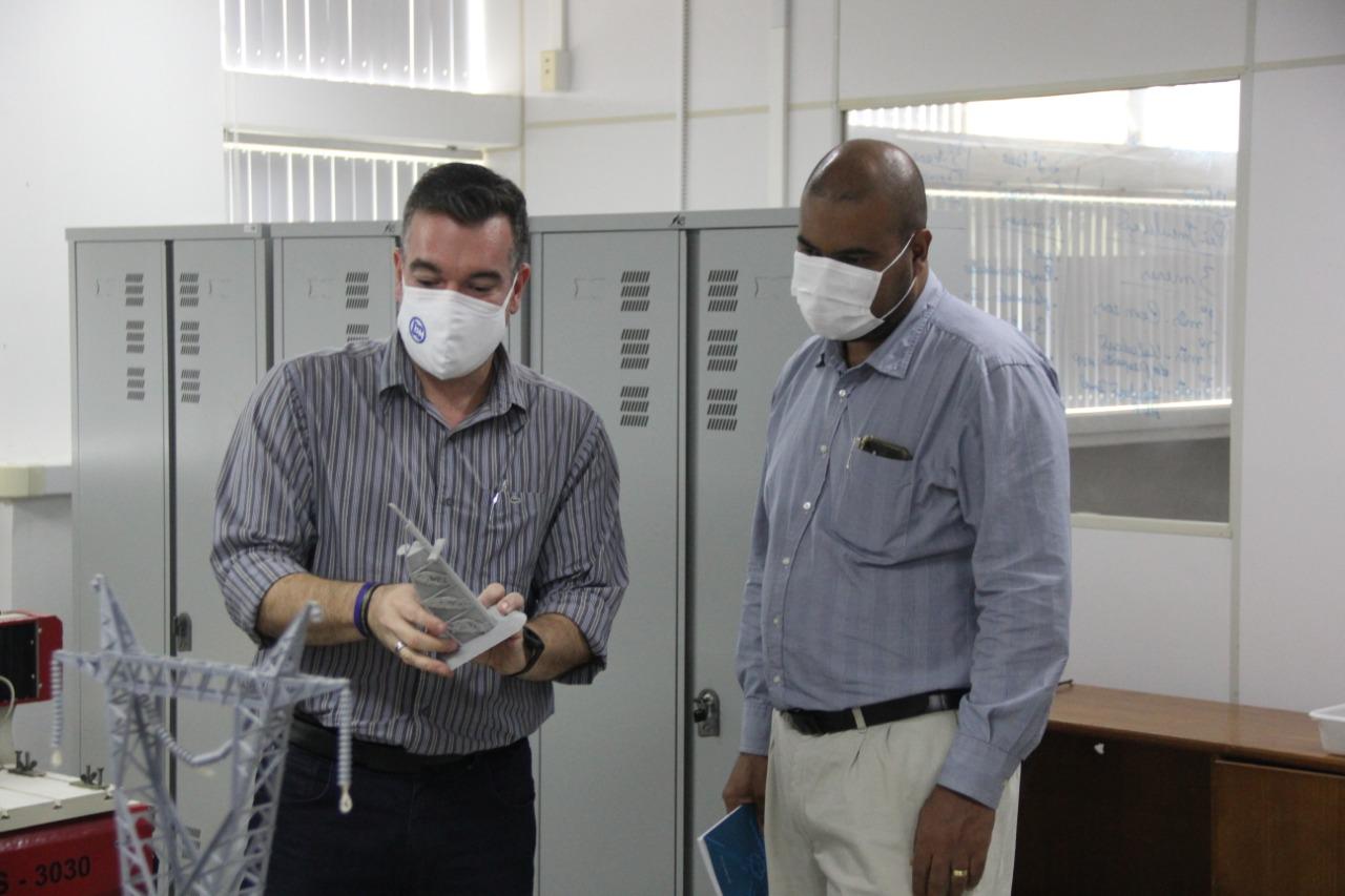 O reitor Valter Santana também conheceu o laboratório de prototipagem e impressão 3D do SergipeTec