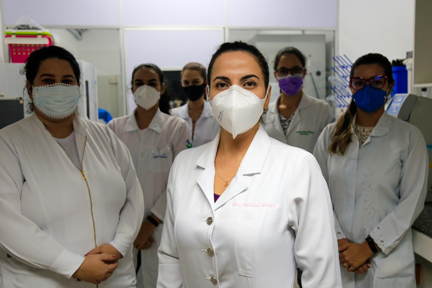 Professora Tatiana Moura (ao centro) desenvolve pesquisas sobre resposta imunológica. Fotos: Adilson Andrade/Ascom UFS