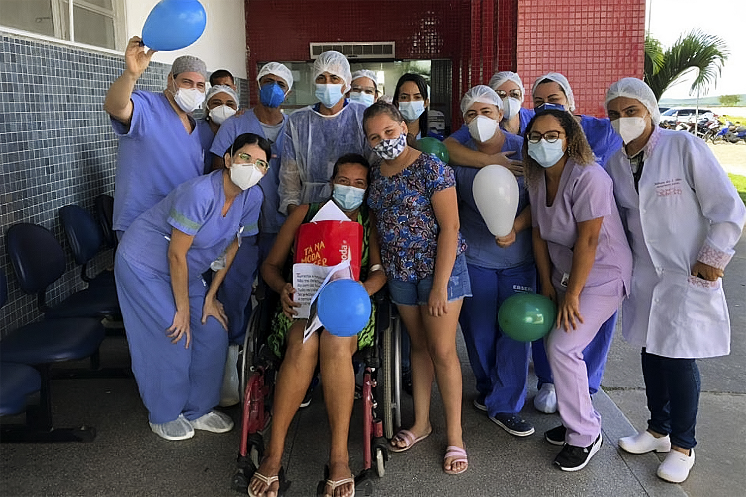 A paciente Cristiane Oliveira venceu a luta contra covid-19 e pôde conhecer a filha após parte de urgência