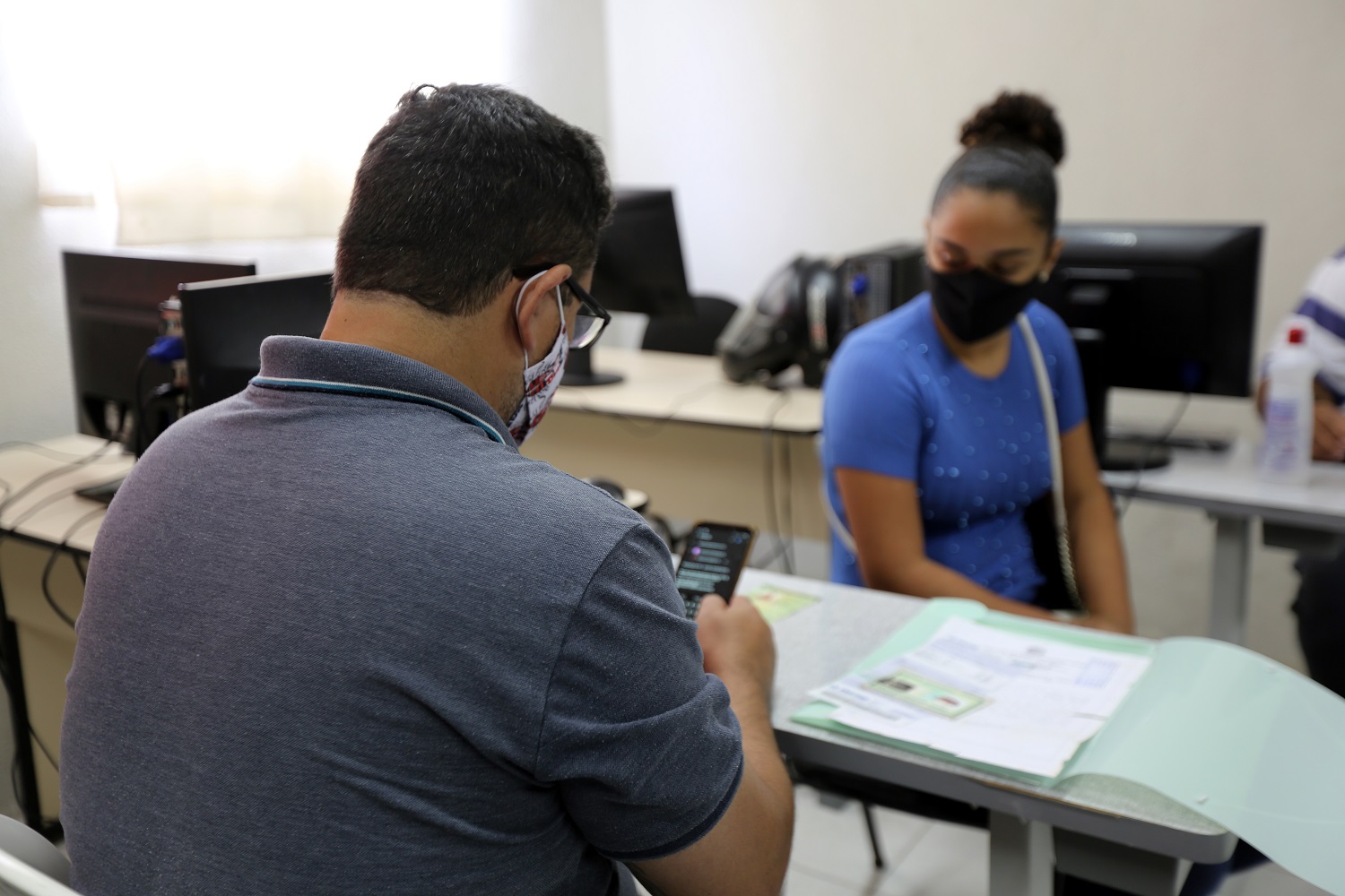 Famílias puderam cadastrar CPF de crianças e jovens com ajuda do Núcleo (Fotos: Schirlene Reis/Ascom UFS)