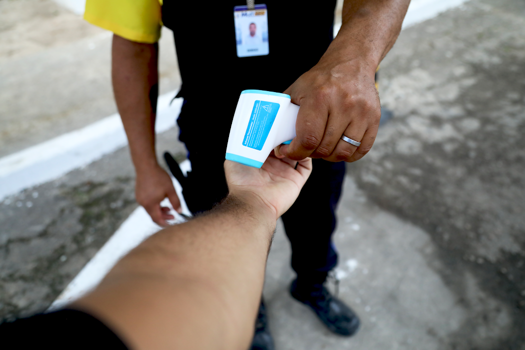 O foco é sempre evitar a concentração e a proximidade de pessoas no ambiente de trabalho em atenção ao Protocolo de Biossegurança. (fotos: Pedro Ramos/Ascom UFS)