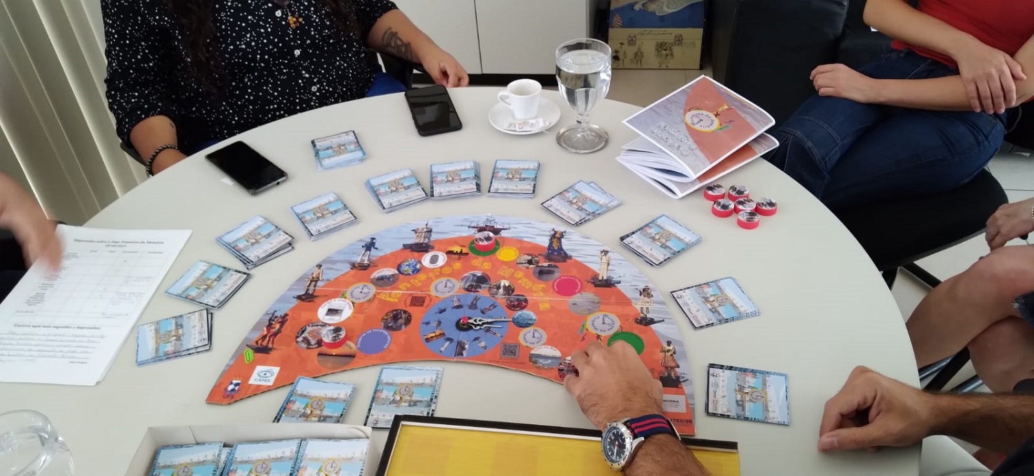 O jogo de tabuleiro faz pontes entre cultura popular e ensino de História, e utiliza o Rio Sergipe para trabalhar questões relacionadas ao meio ambiente