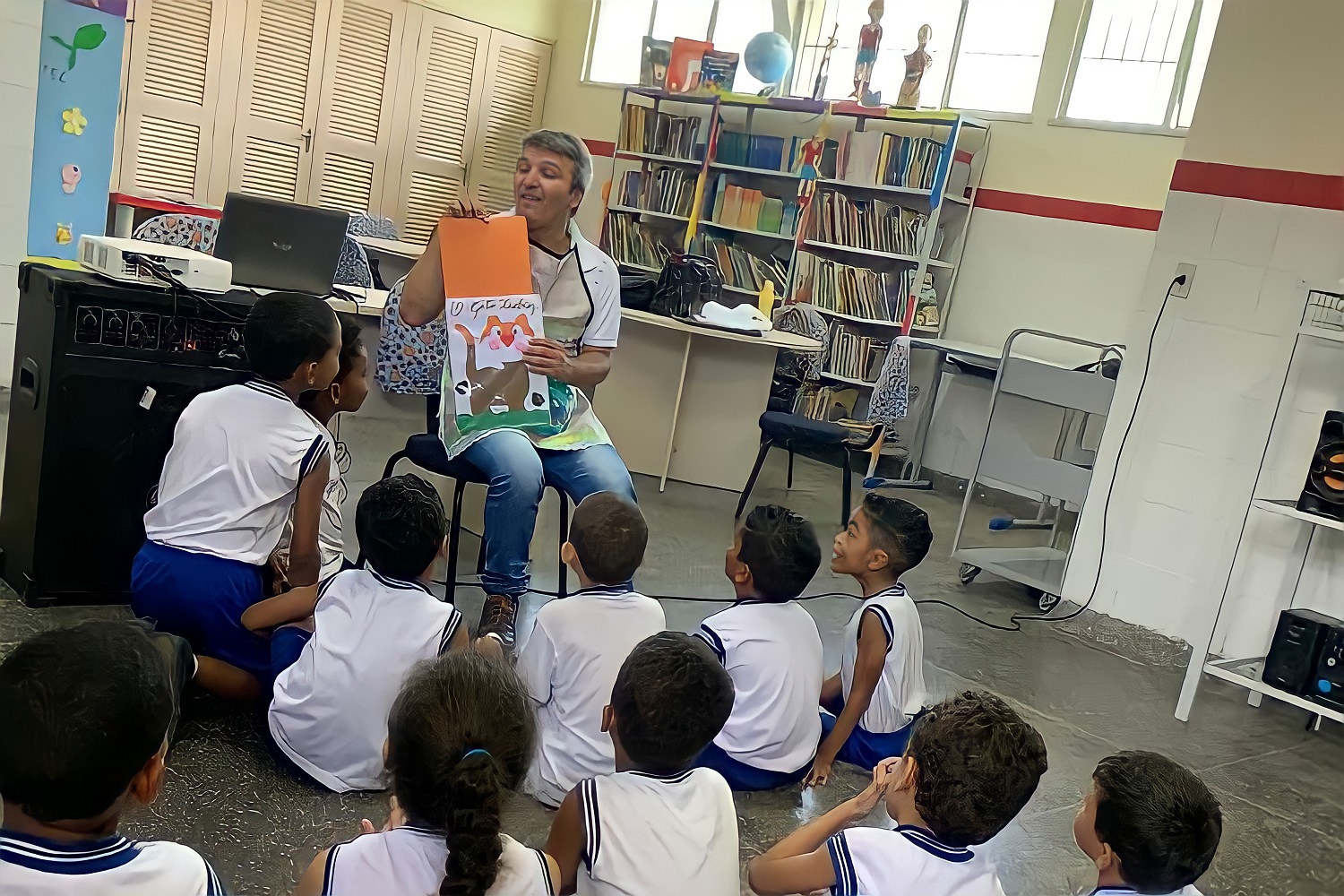 Dentre os objetivos, pretende-se formar professores para o ensino das ciências a partir de experiências de baixo custo.