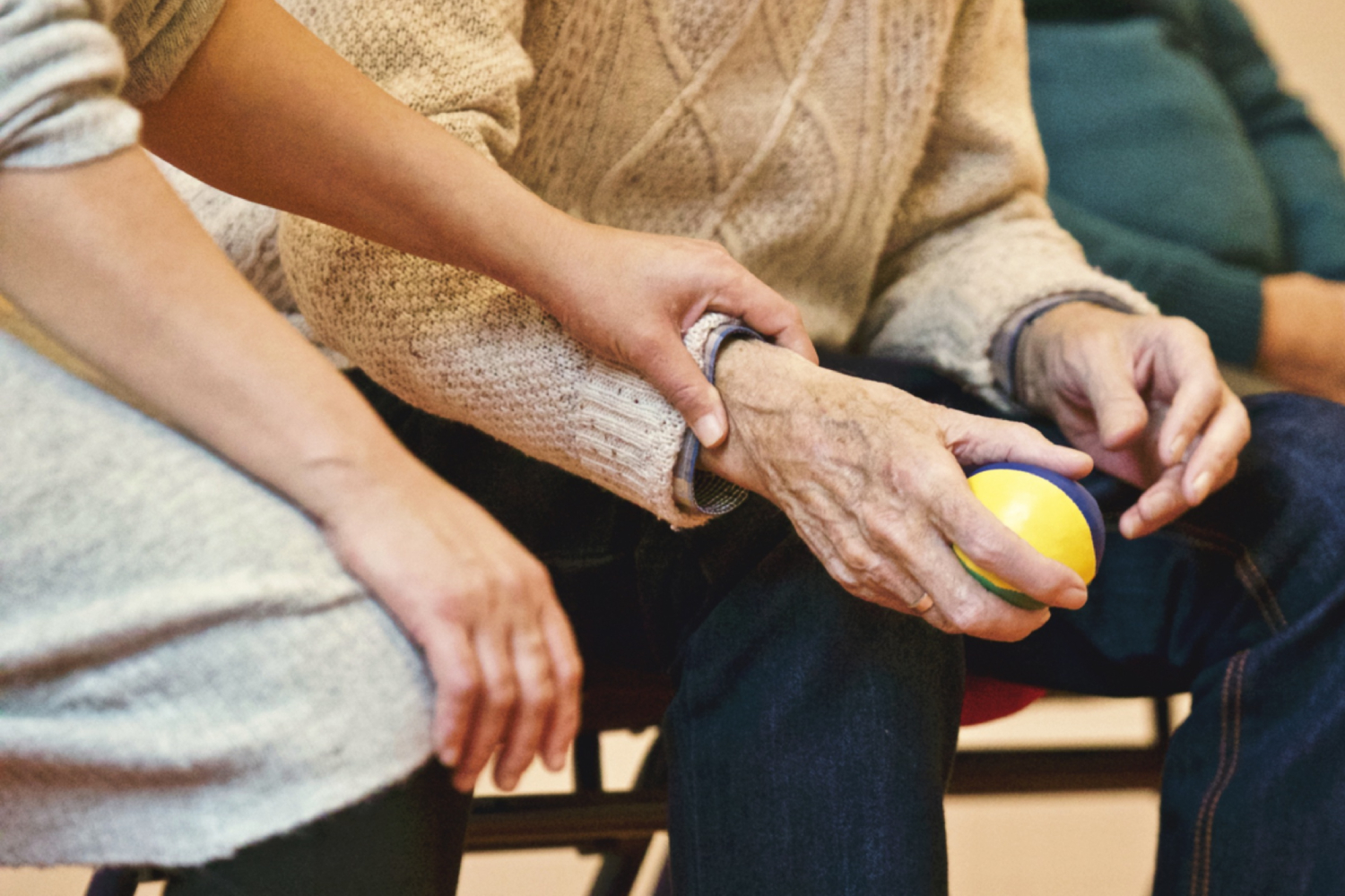 Sarcopenia pode acometer pessoas mais velhas com perda de força e massa muscular, com severidade agravada quando há perda de função física