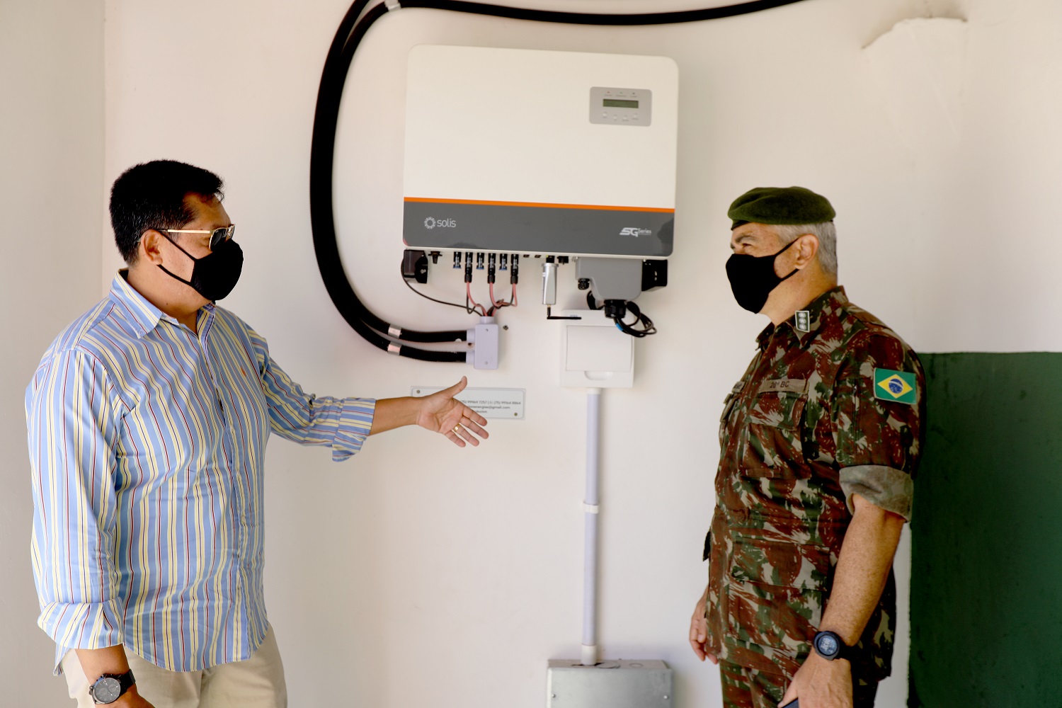 O professor Milthon Serna, responsável pelo projeto, acompanhado do coronel Marco Aurélio Cavalcanti, do 28º BC, monitorando o funcionamento da usina fotovoltaica recém-instalada.