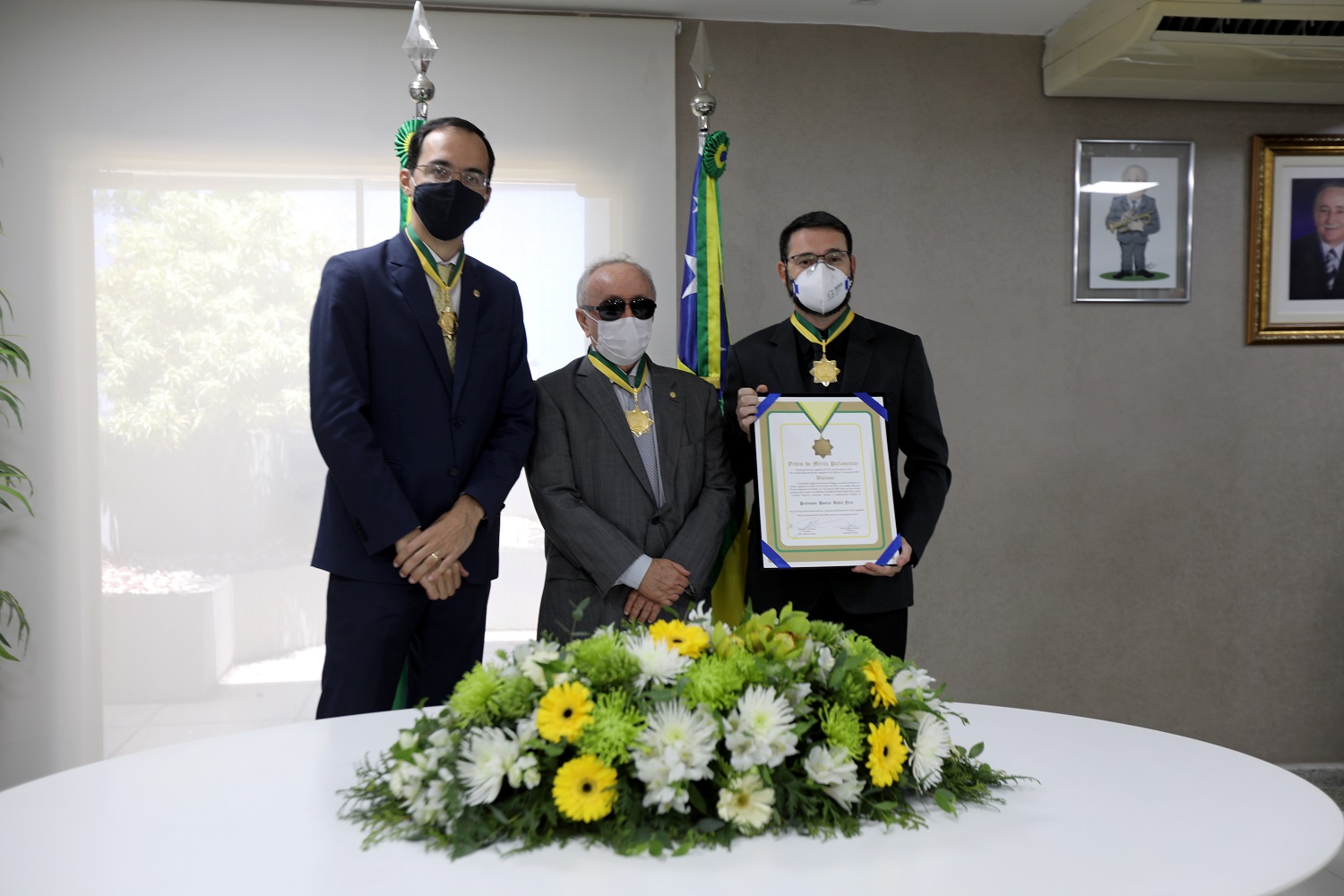 Deputado Georgeo Passos (esq.) propôs a concessão e o presidente Luciano Bispo conduziu a solenidade