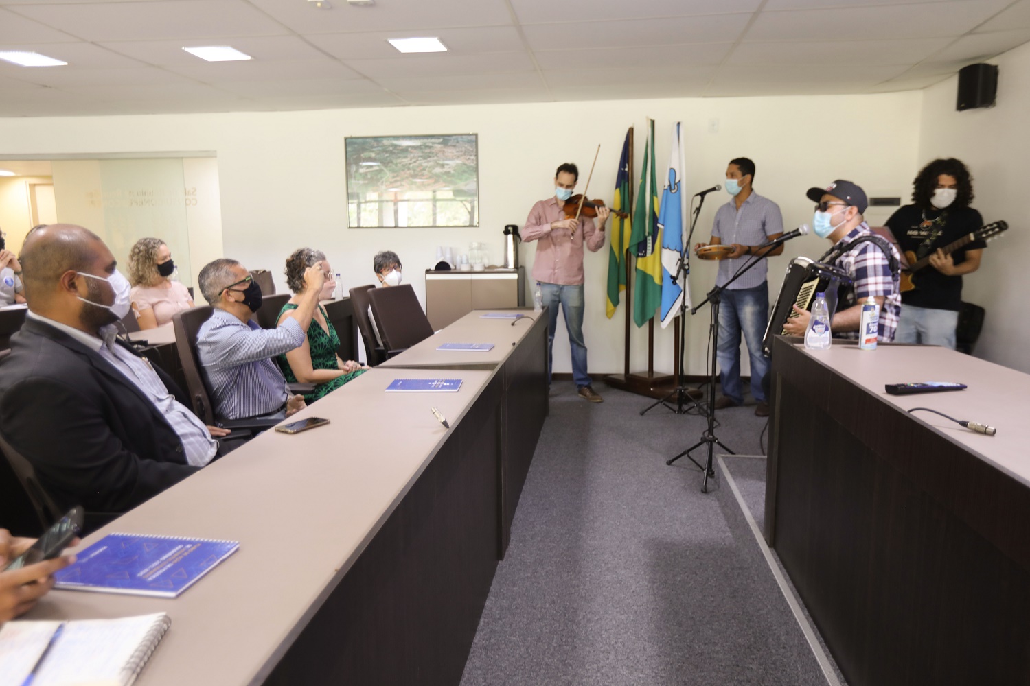 Solenidade aconteceu na Sala dos Conselhos Superiores. (fotos: Schirlene Reis/Ascom UFS)