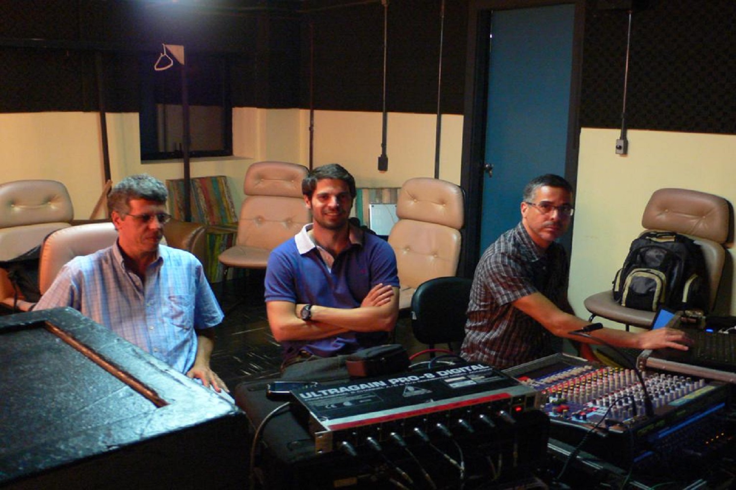 Vavá Furquim (esq.), João Liberato e Beto Santana: gravação da música original no Teatro Castro Alves, em Salvador.