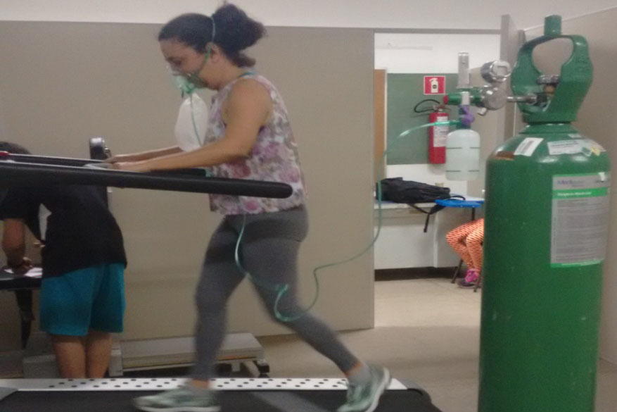 Durante a pesquisa, mulheres praticaram corrida em uma esteira. Em um primeiro momento, utilizando a recuperação com oxigênio e posteriormente sem o uso do oxigênio extra