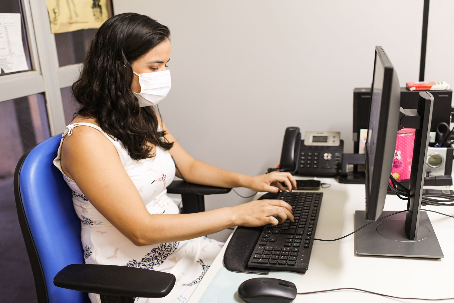 “O espaço privado tem outra dinâmica, diferente do nosso espaço laboral”, observa Flávia Melo, assistente social. (Foto: Schirlene Reis / Ascom UFS)