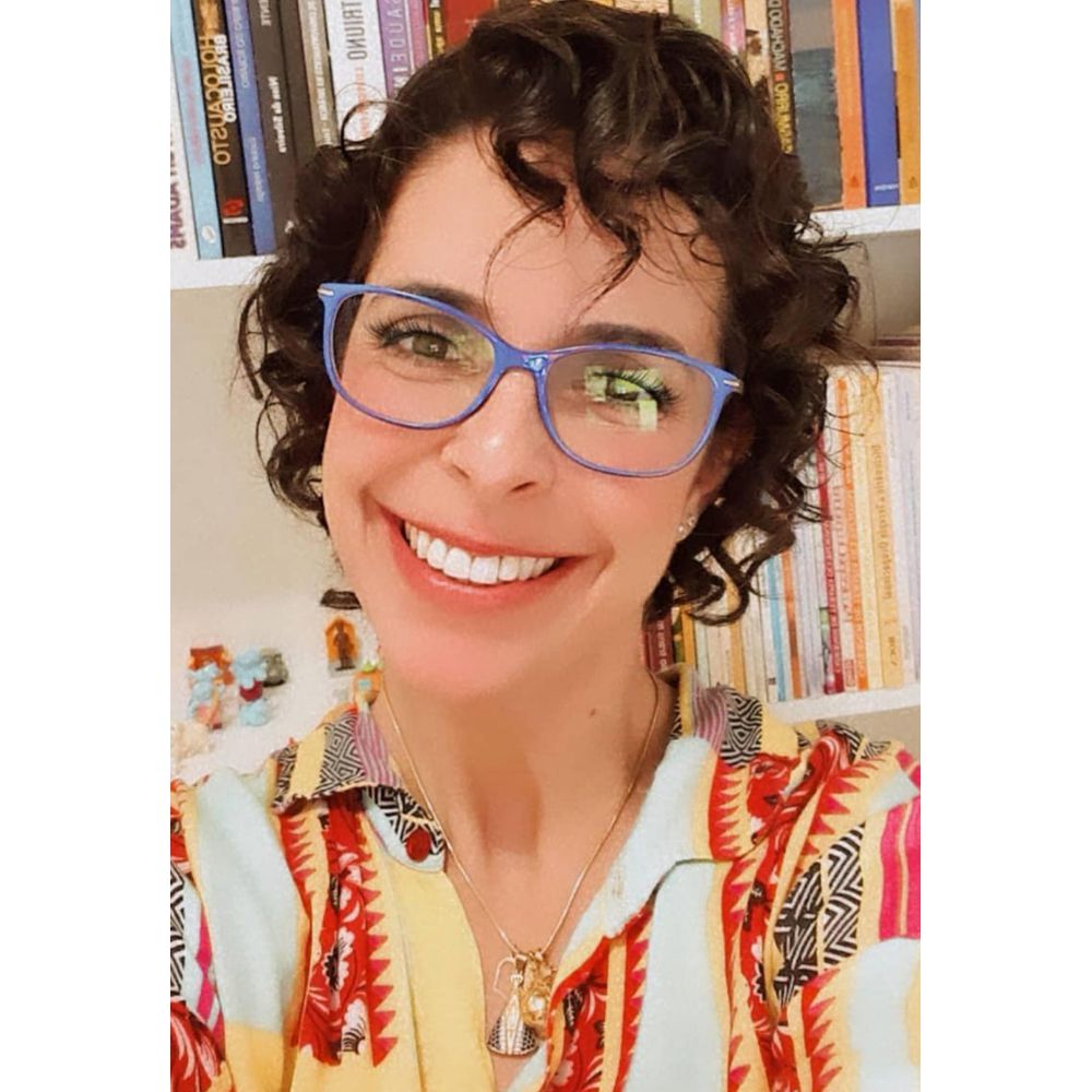 Raphaela Schiassi, sobre a volta a algumas das atividades presenciais: “O lado positivo foi rever os alunos, poder escutá-los, poder orientar, trocar as experiências de maneira mais intensa”. (Foto: acervo pessoal).