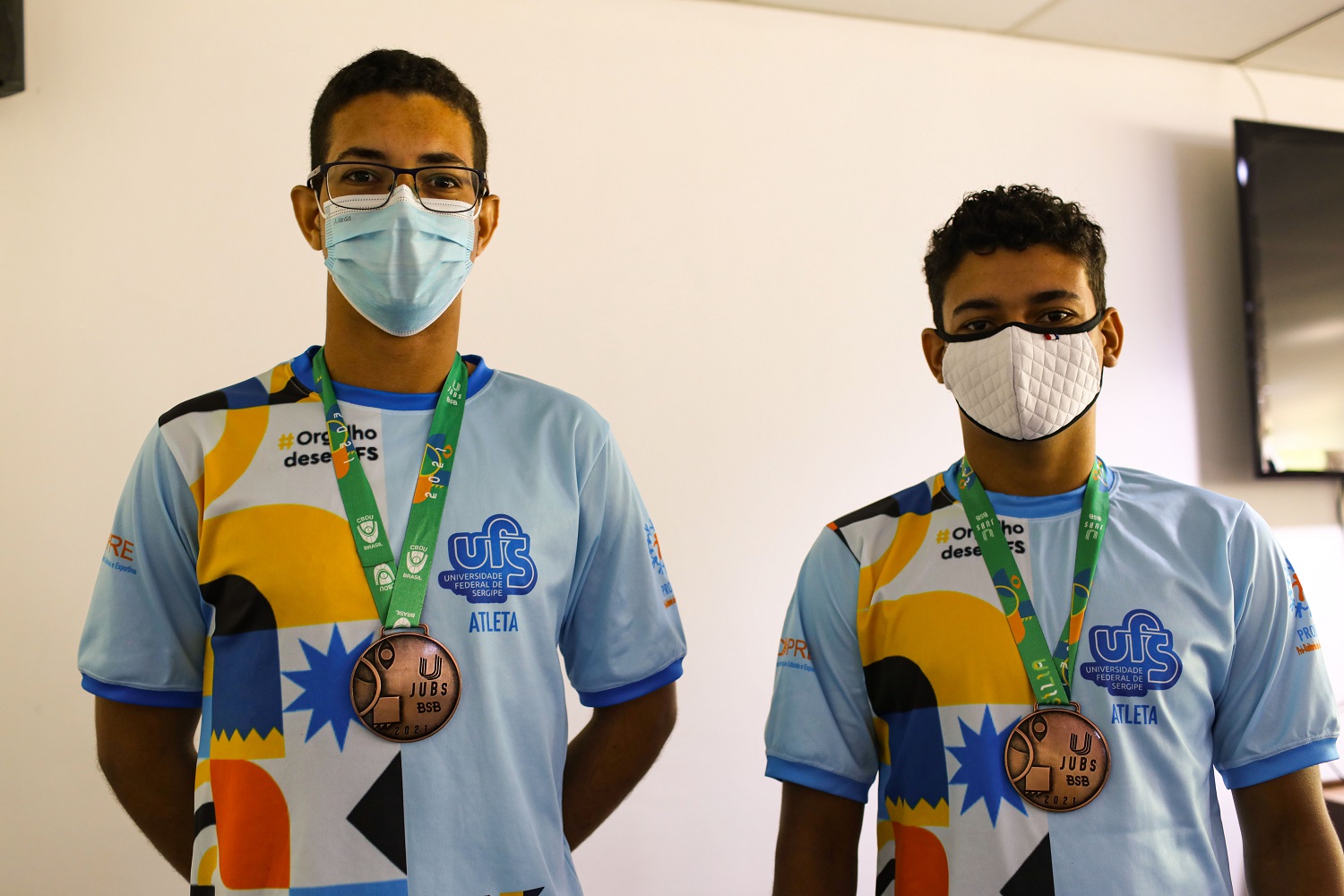 Nathan Santos (esq.) e Izaias Silva foram medalhistas no JUBs 2021