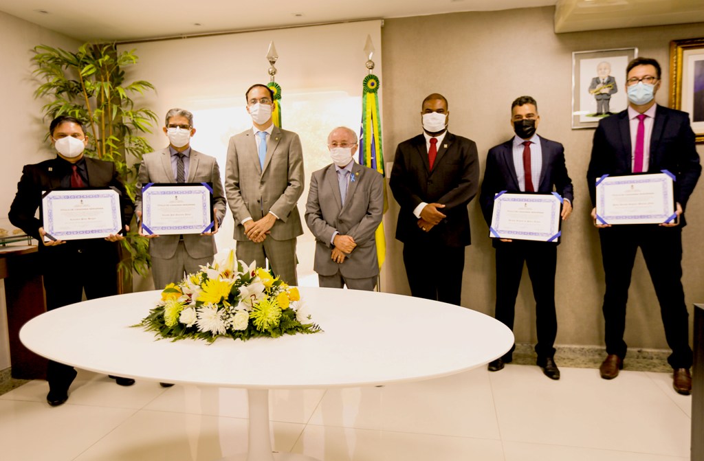 Entrega dos títulos ocorreu no gabinete da presidência da Alese. Fotos: Schirlene Reis/Ascom UFS